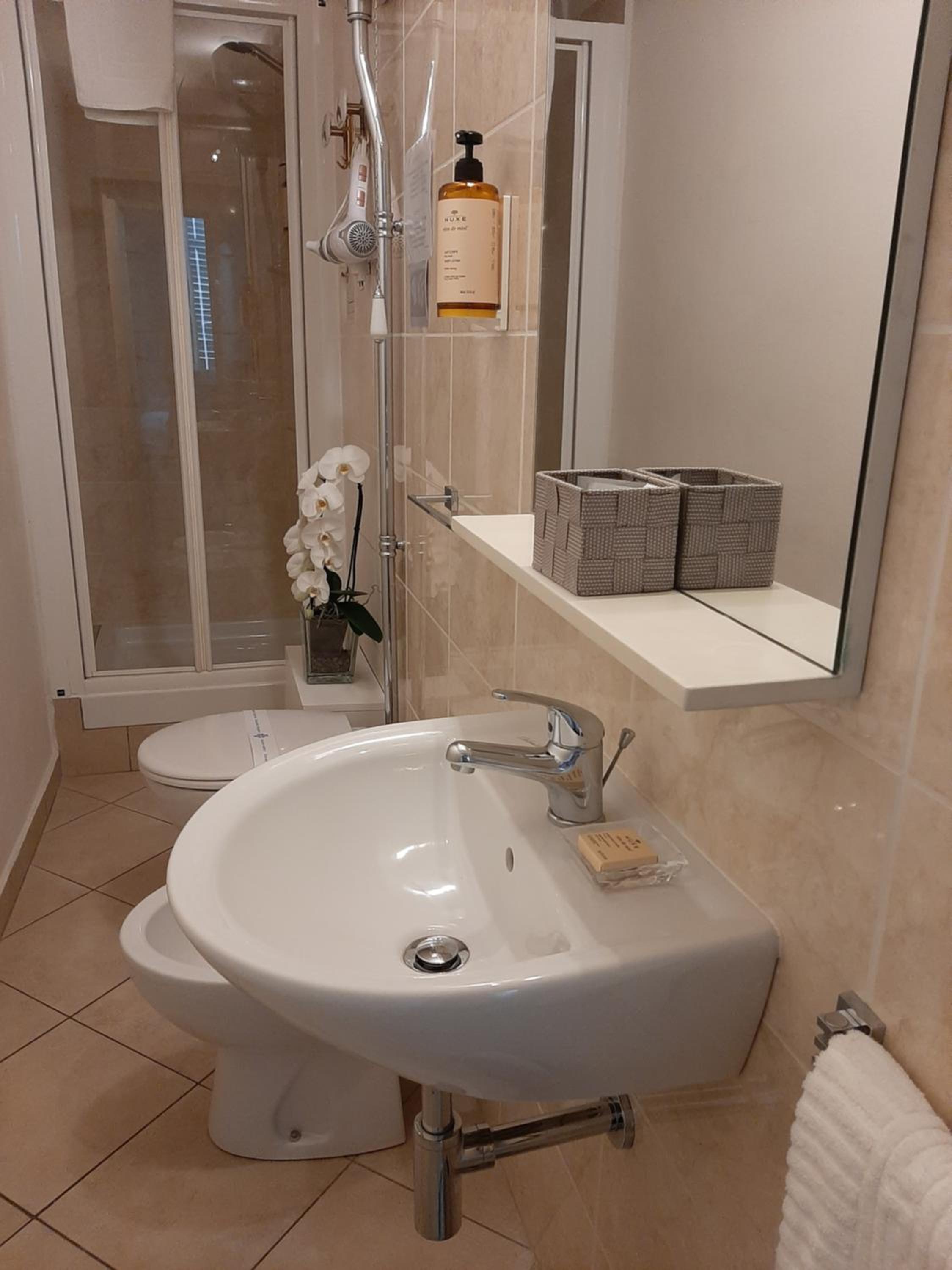 Superior King Room with Private Bathroom - Photo 4