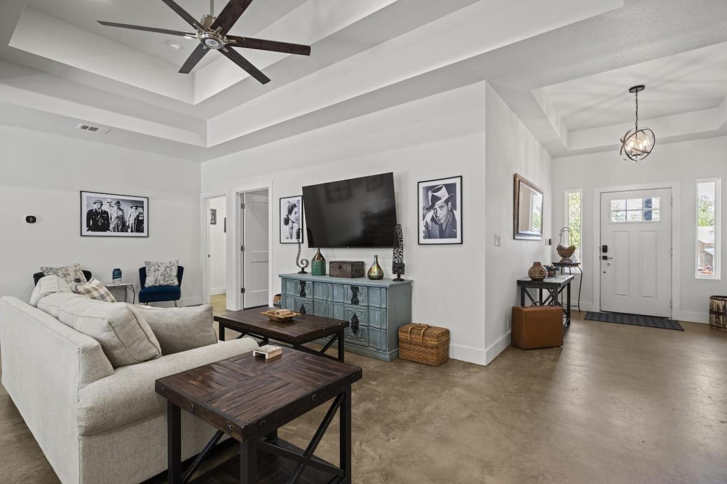 Eight-Bedroom House photo 1