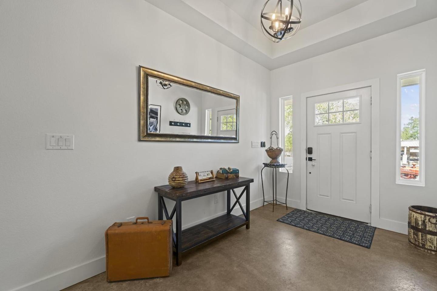 Eight-Bedroom House photo 3