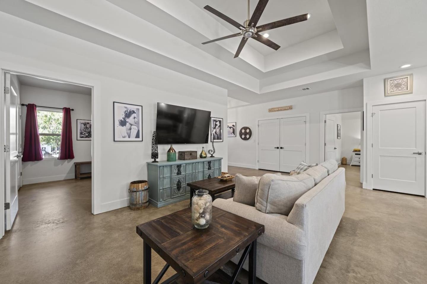 Five-Bedroom House photo 1