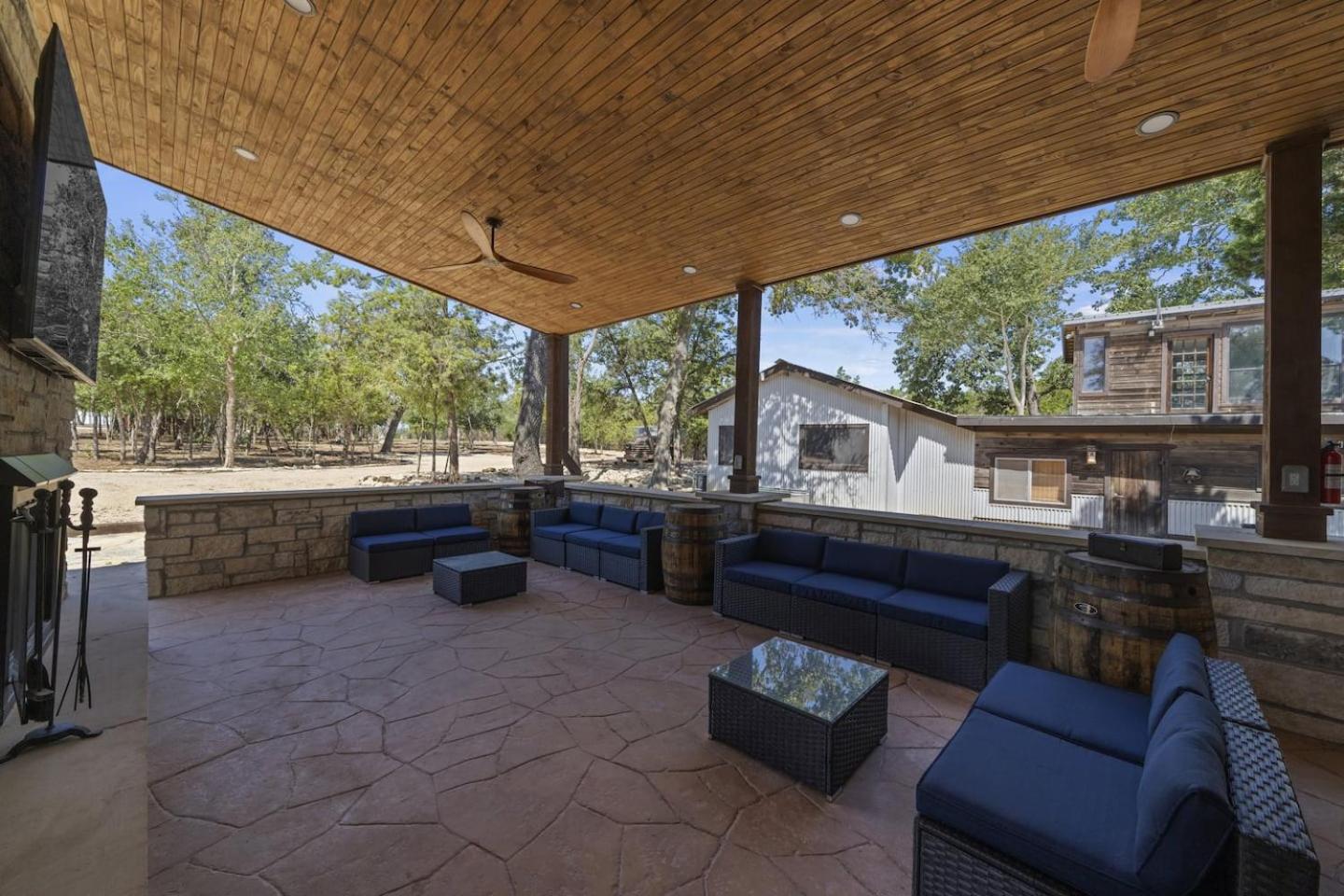 Eight-Bedroom House photo 2