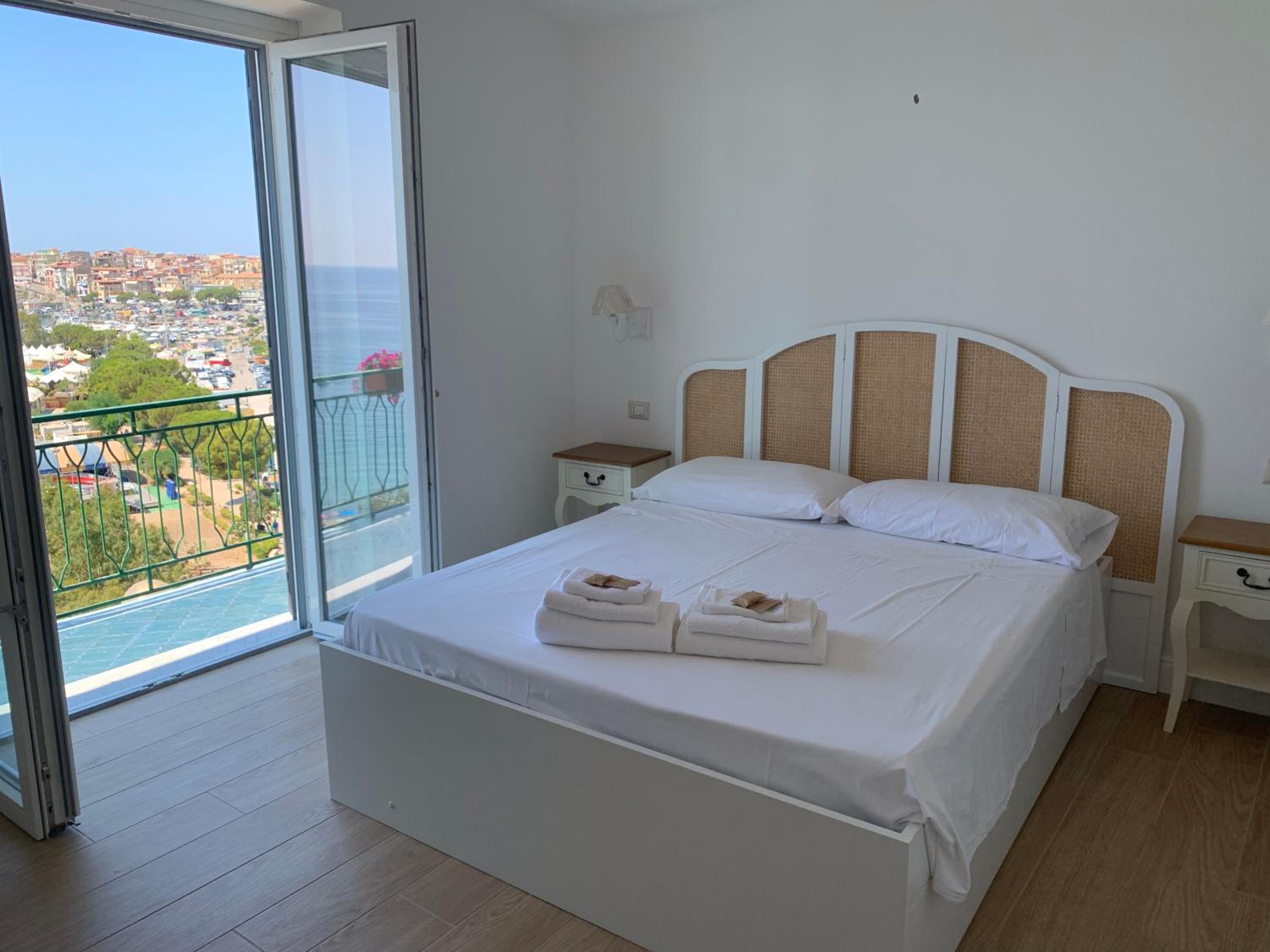 Double Room With Balcony And Sea View