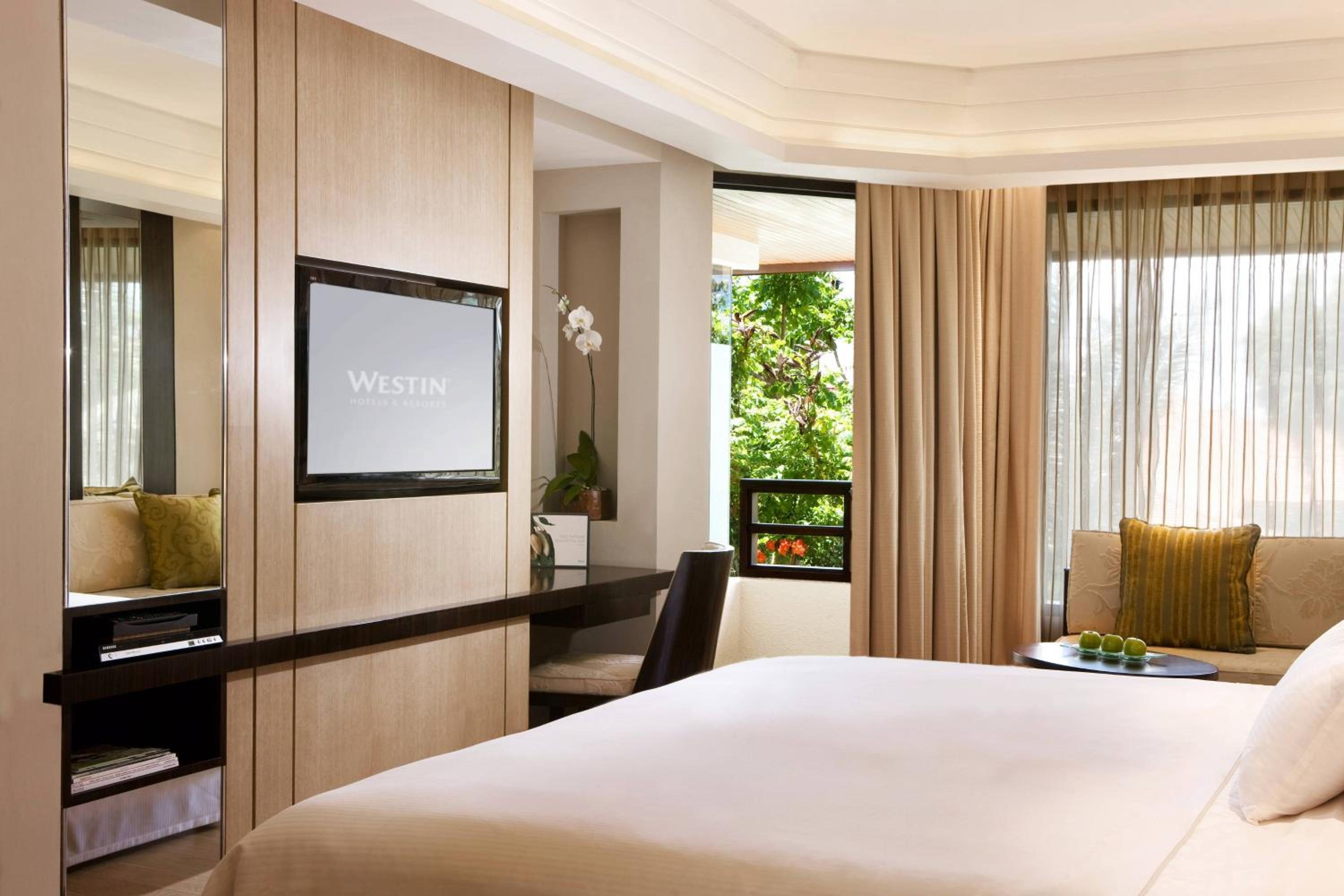 Deluxe King Pool View with Free Daily Resort Activities and Kids Amenities photo 2