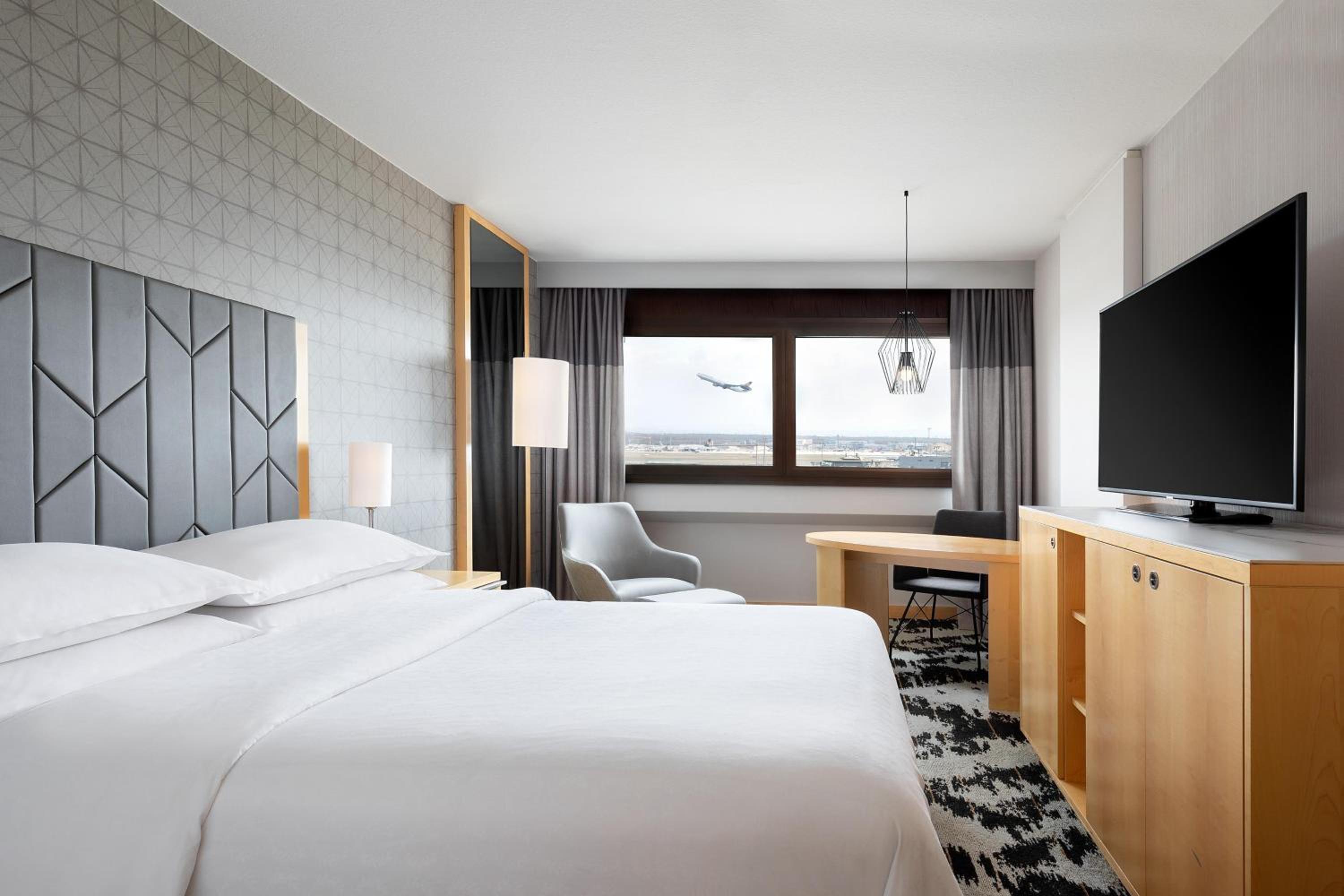 Deluxe Room, Guest room, 1 King or 1 Queen thumbnail 6