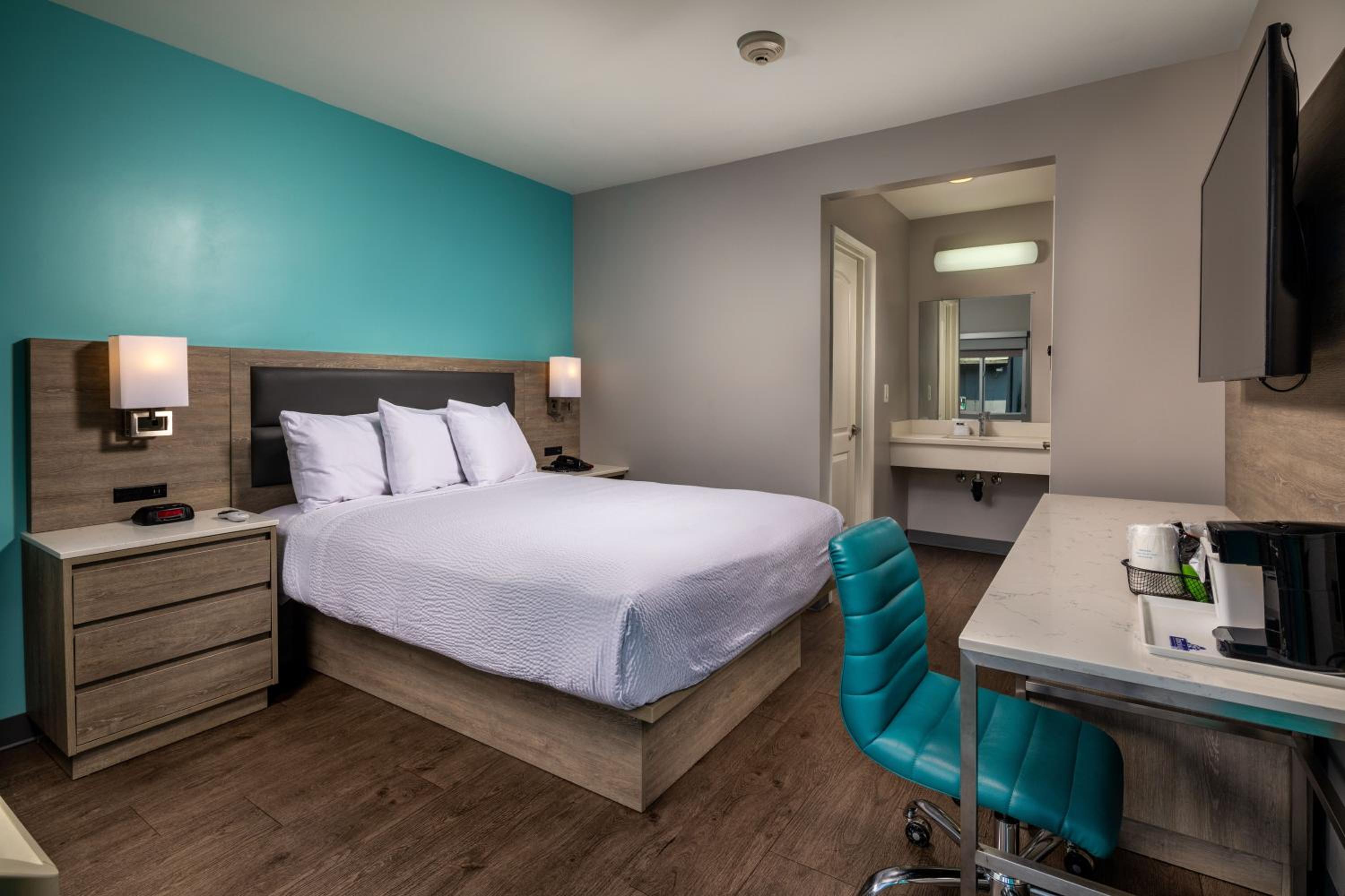 1 Queen Bed, Business, Mobility Accessible Room, Non-Smoking - Photo 1