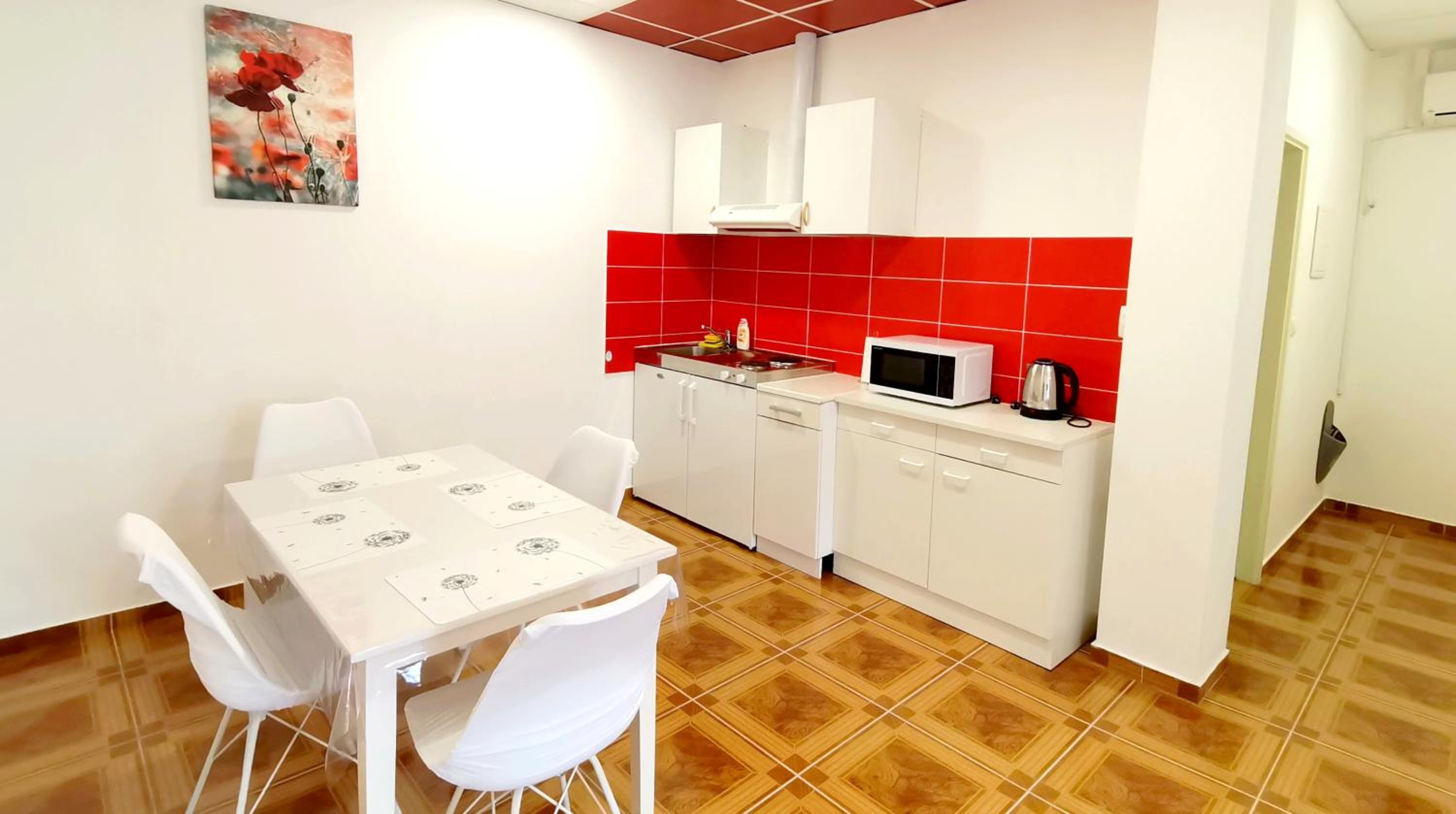 One-Bedroom Apartment - Non-Smoking photo 2
