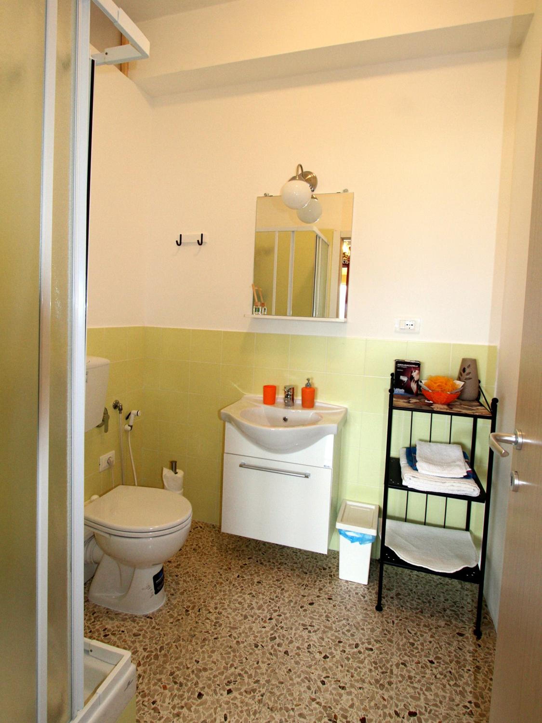 Double Room with Balcony and Private Bathroom - Photo 4
