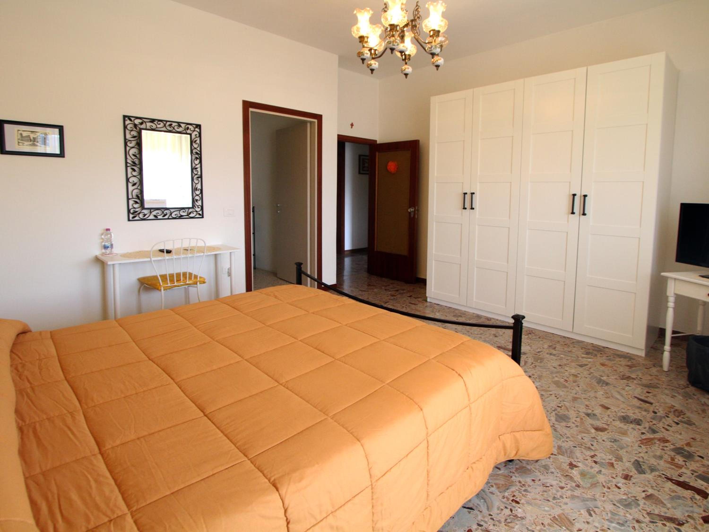 Double Room with Balcony and Private Bathroom - Photo 3