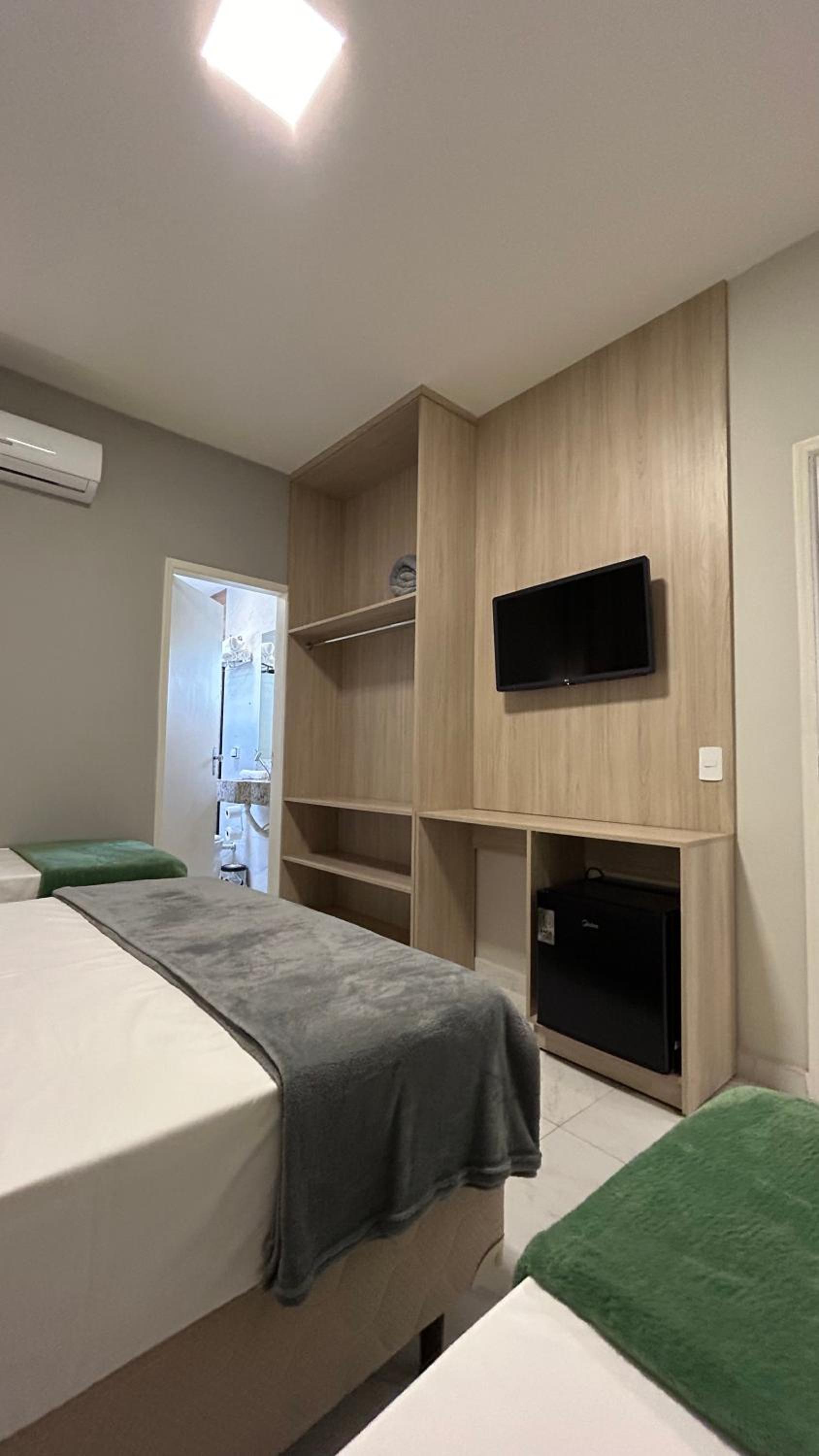 Standard Queen Room with Two Queen Beds photo 2