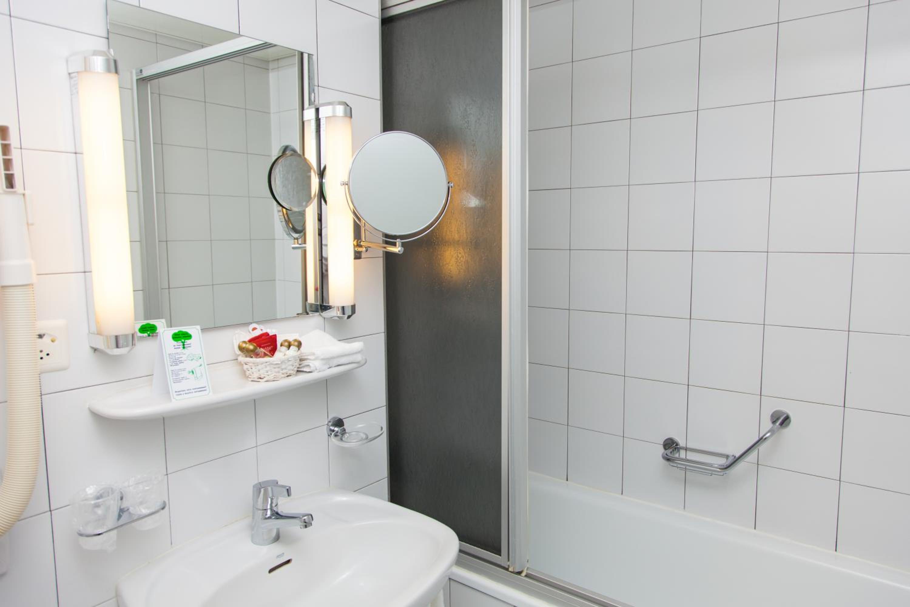 Standard Double Room - Photo 11
