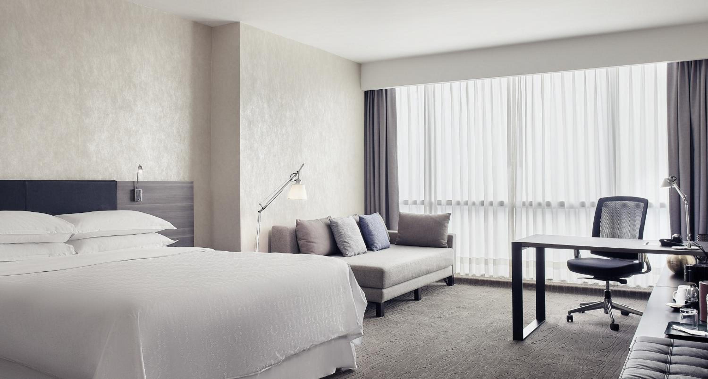 Deluxe King Room - Non-Smoking - Photo 3