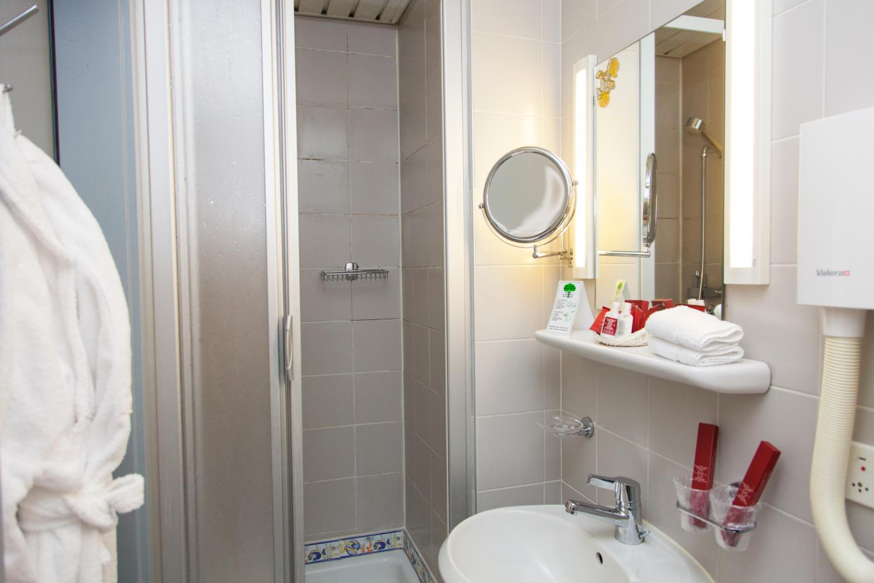 Standard Double Room - Photo 3