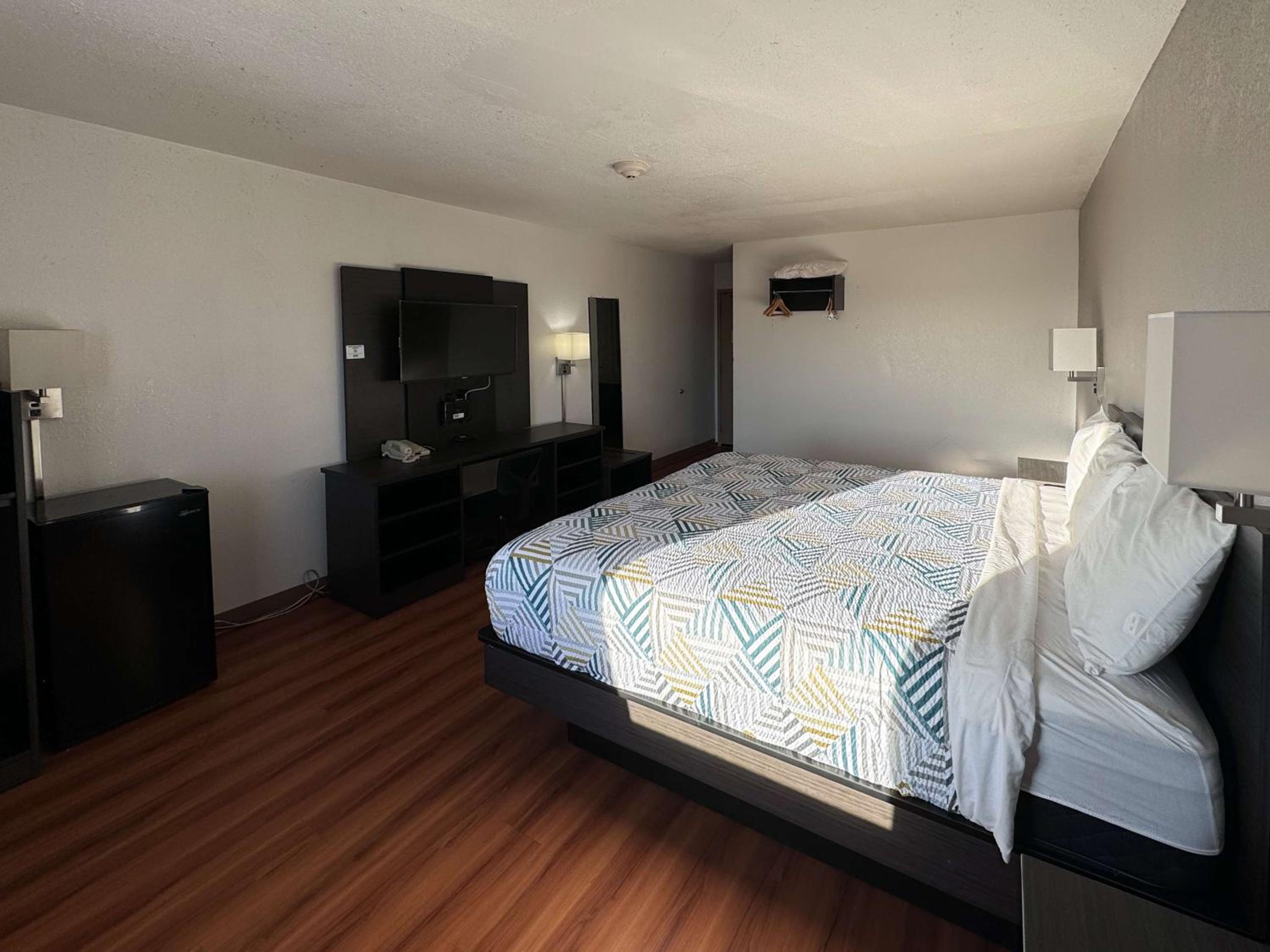 Deluxe King Room - Non-Smoking - Photo 4