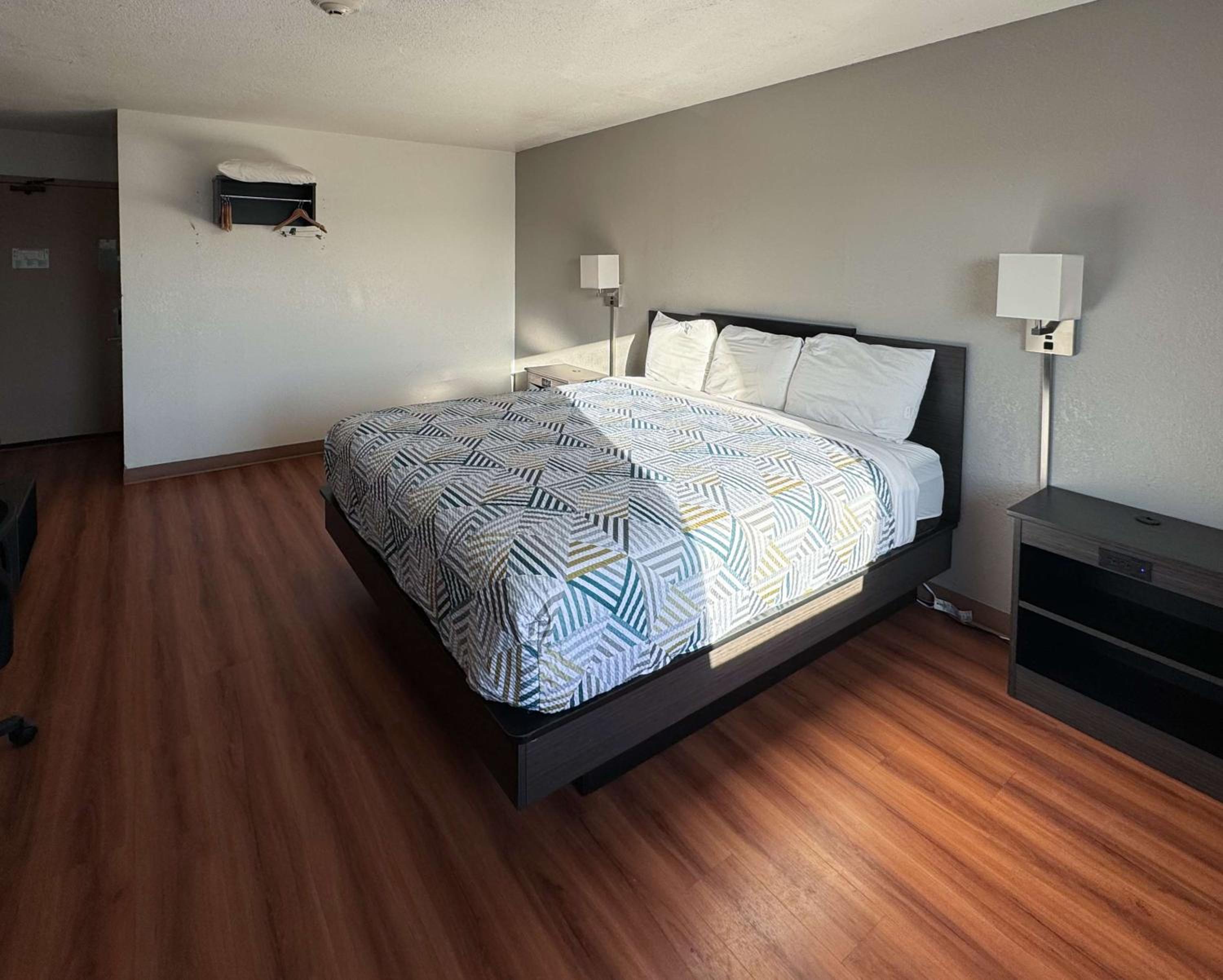 Deluxe King Room - Non-Smoking - Photo 2