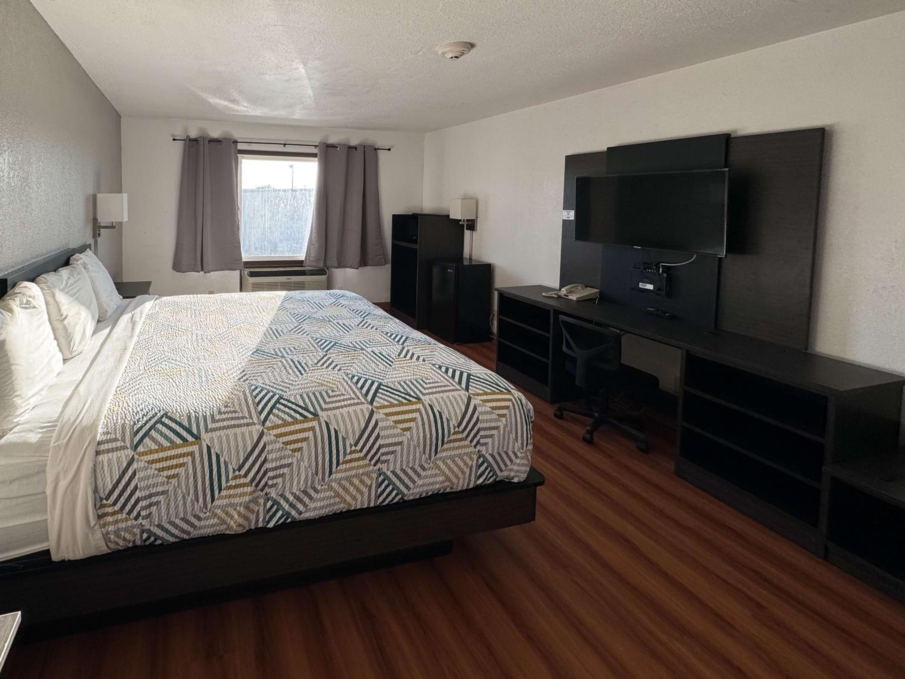 Deluxe King Room - Non-Smoking - Photo 3
