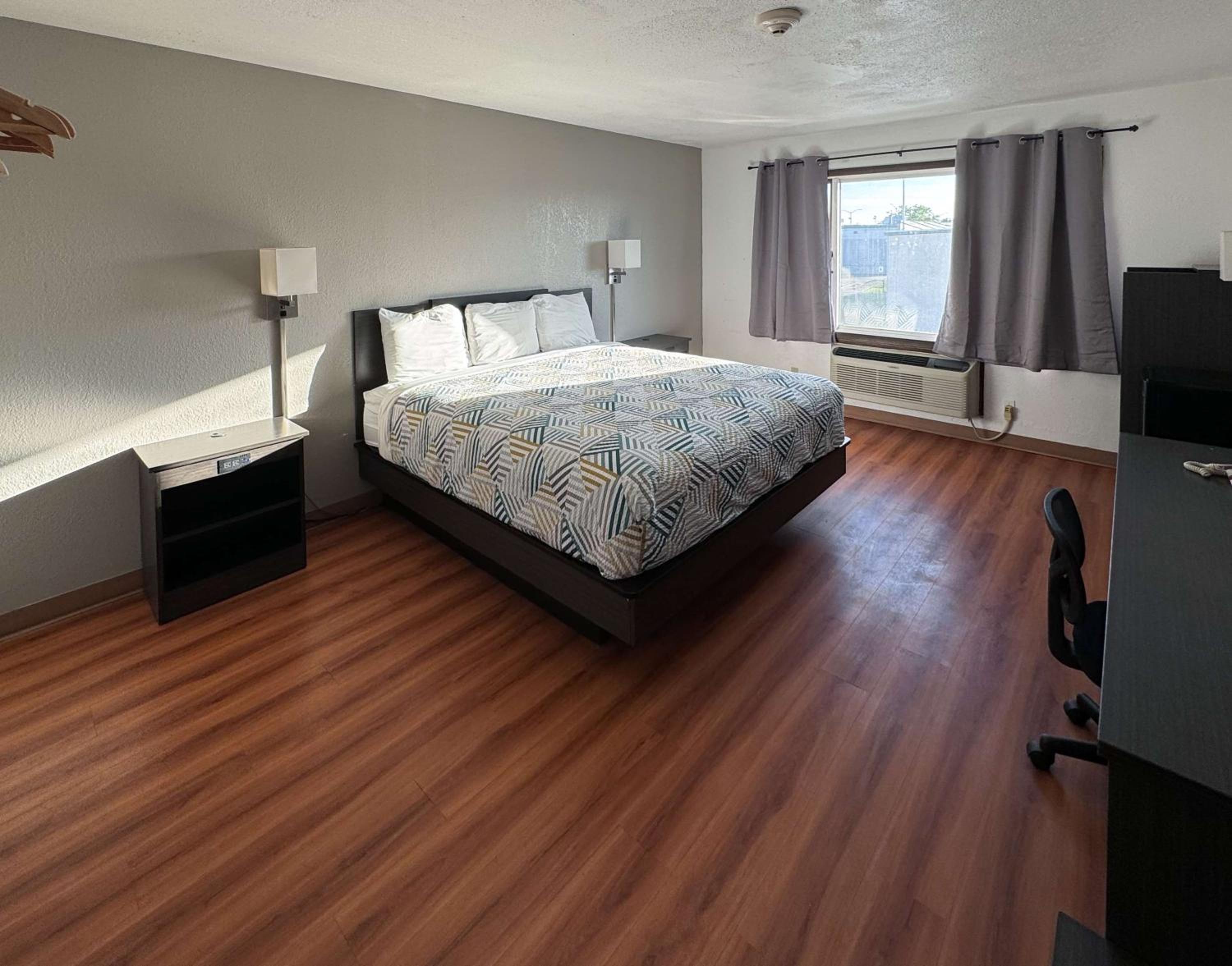 Deluxe King Room - Non-Smoking - Photo 1