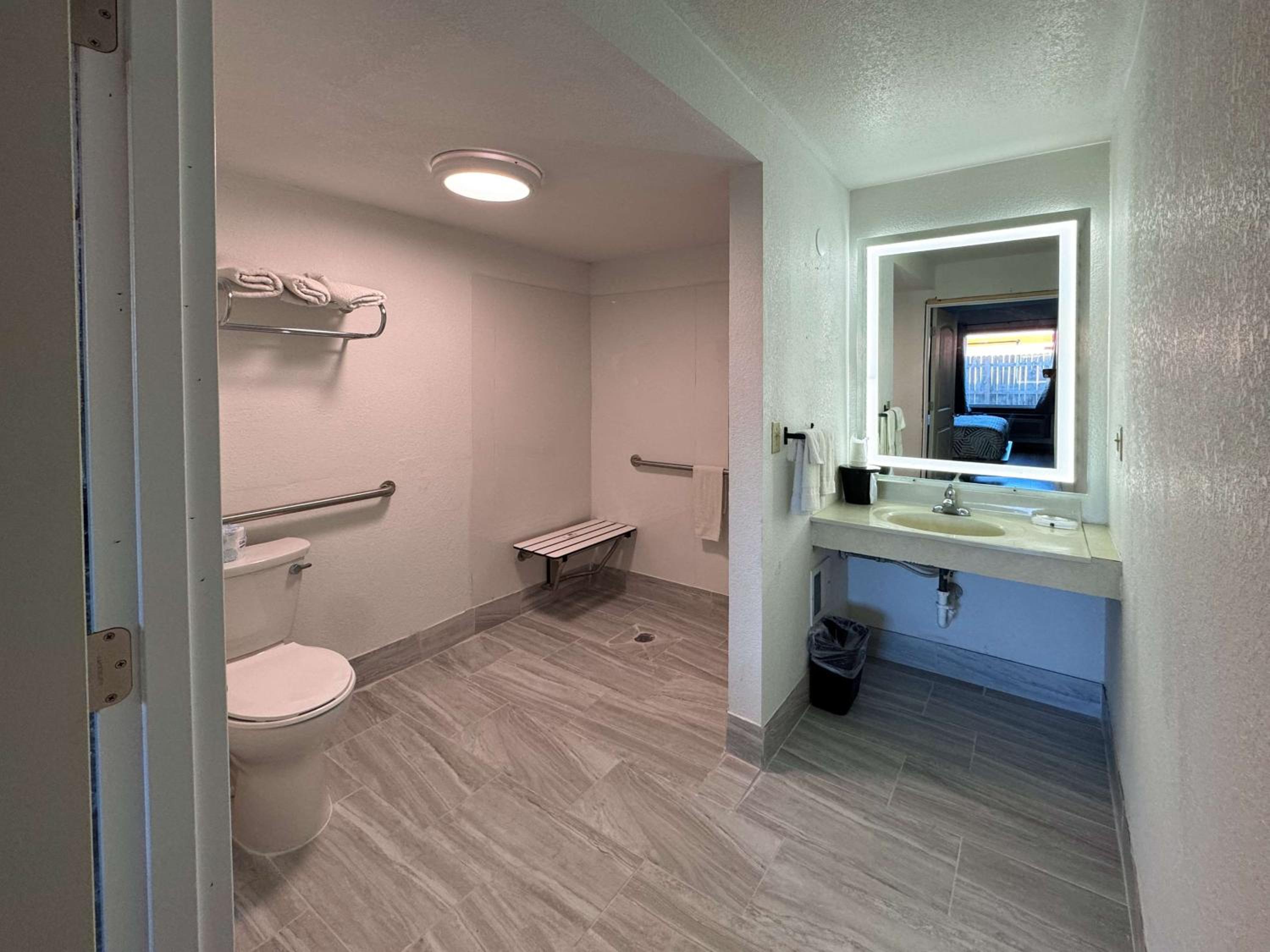 Quadruple Room - Disability Access - Non-Smoking photo 2