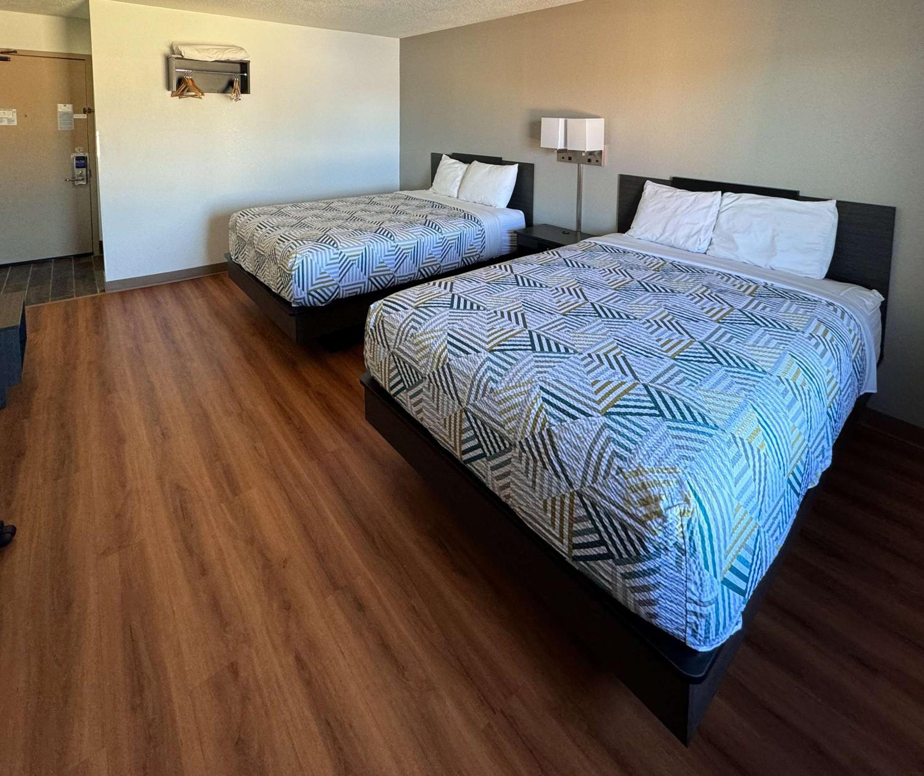 Queen Room with Two Queen Beds - Non-Smoking photo 3