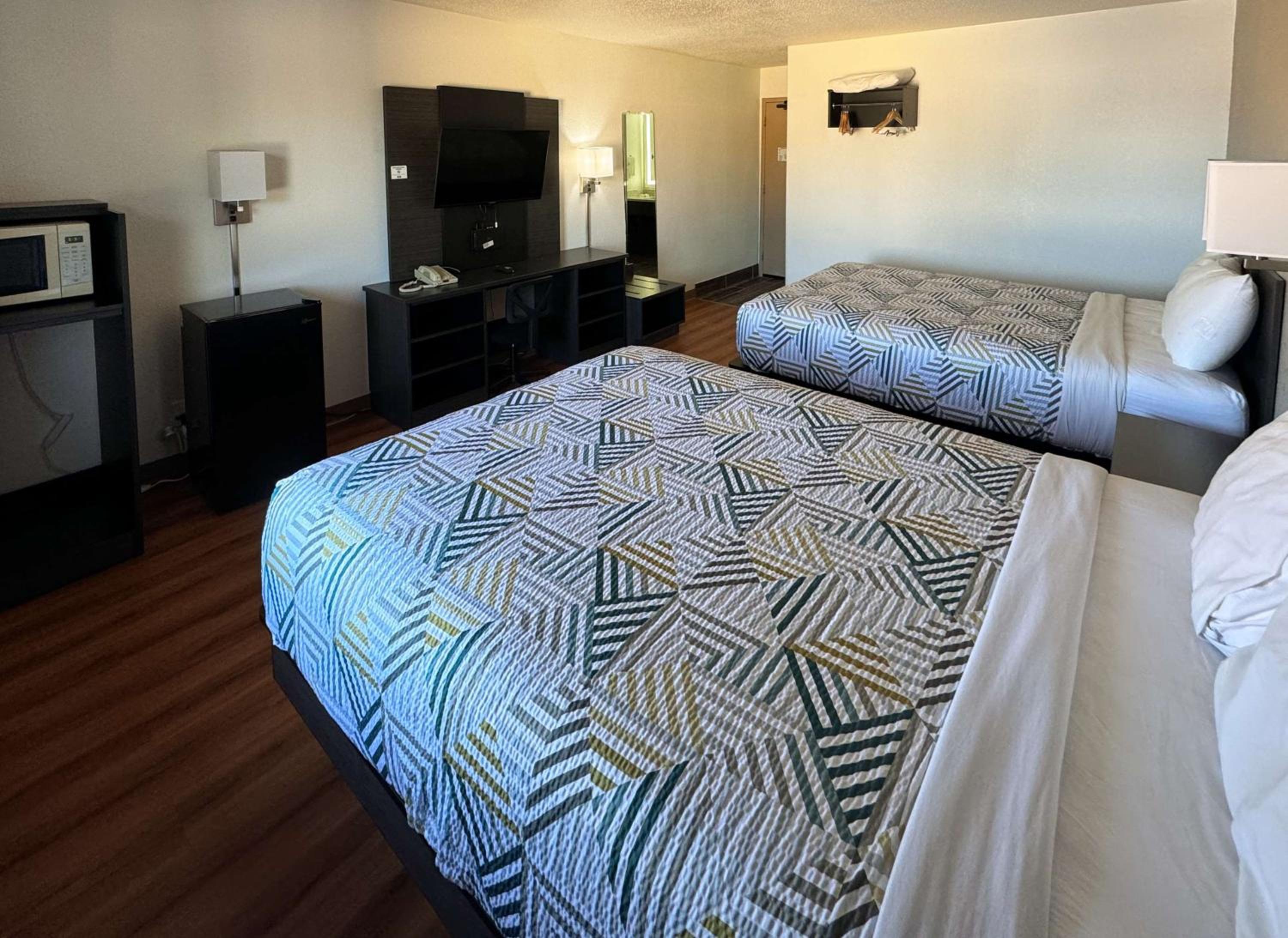 Deluxe Queen Room with Two Queen Beds - Non-Smoking - Photo 4