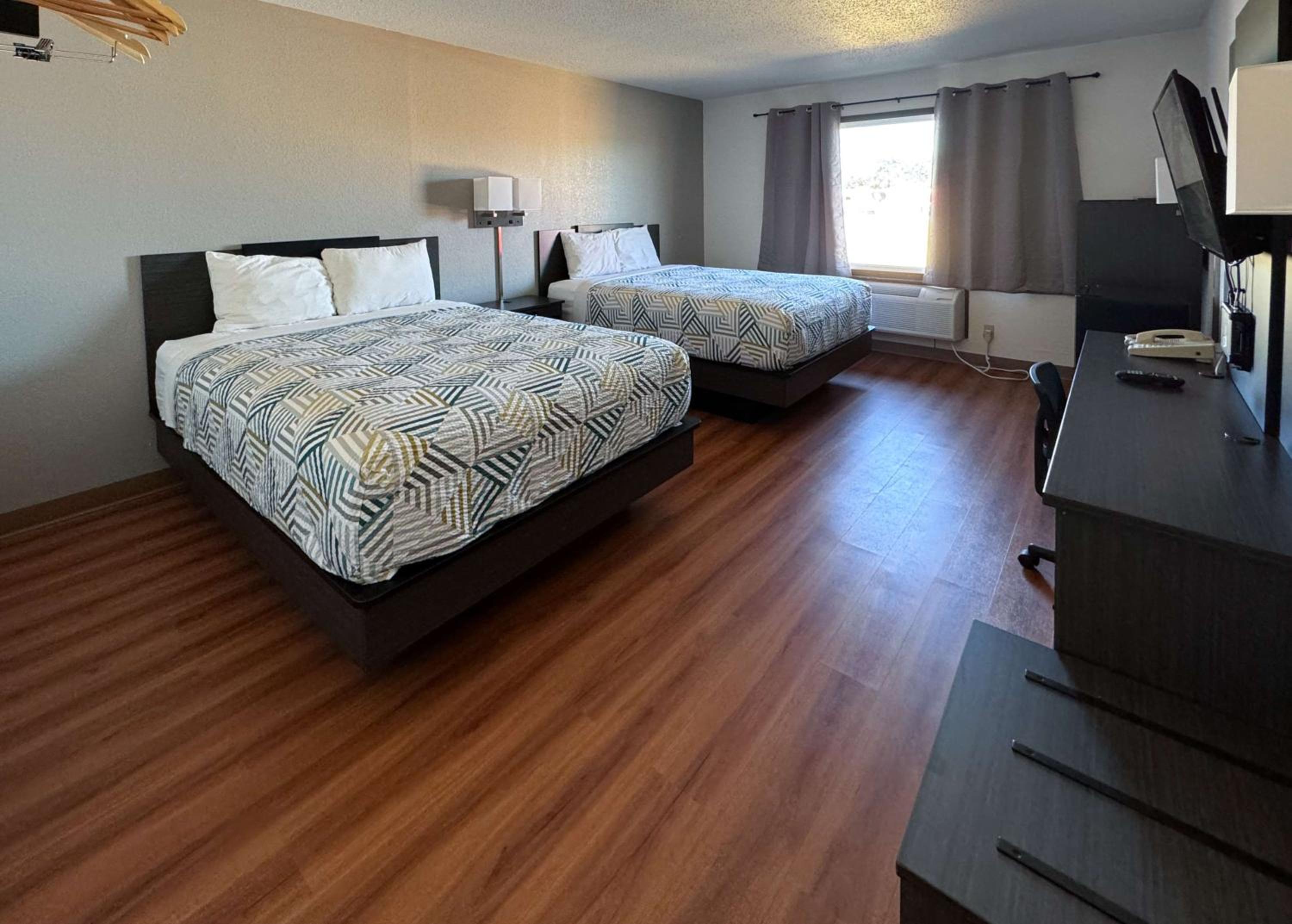 Deluxe Queen Room with Two Queen Beds - Non-Smoking - Photo 5