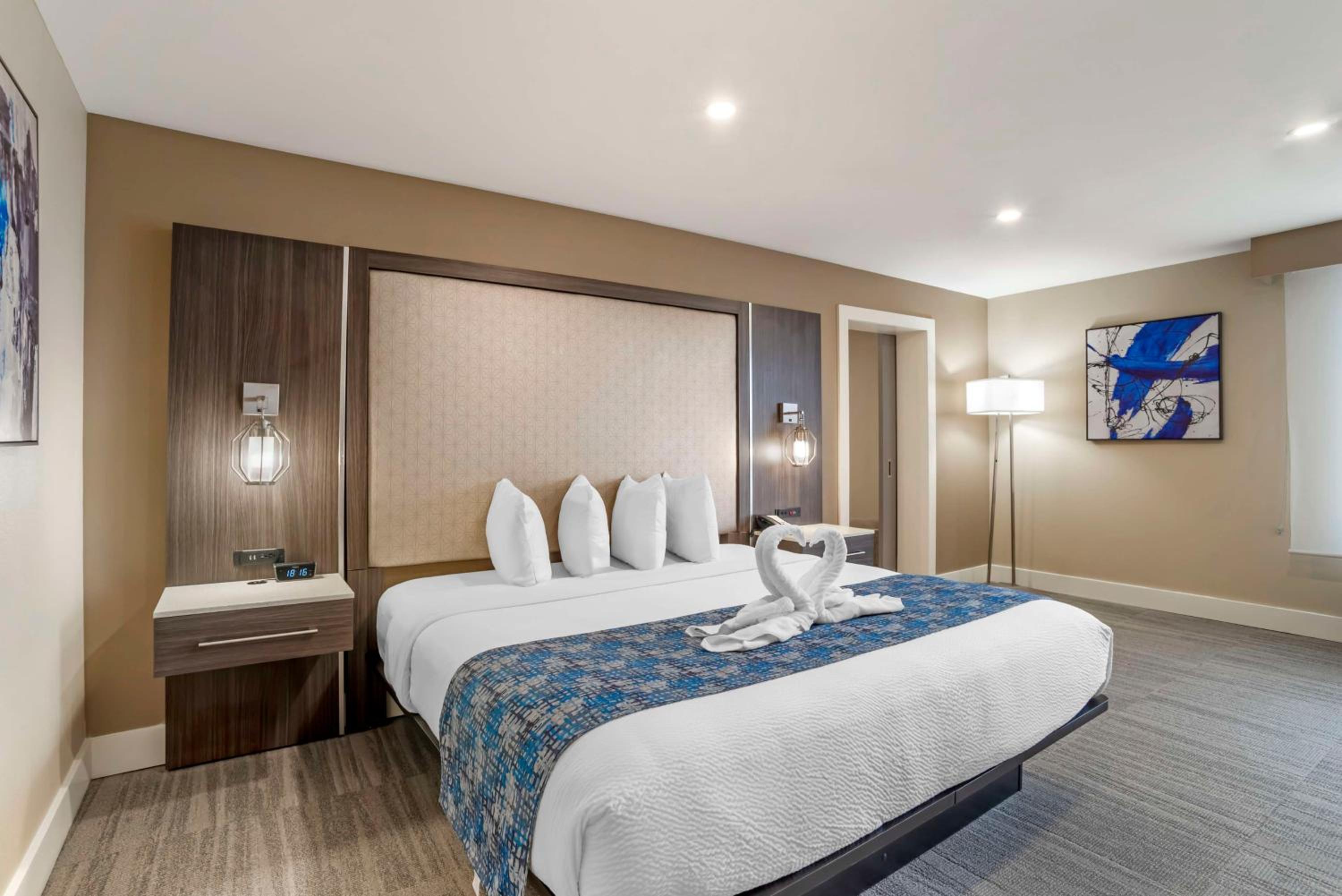 King Suite with Sofa Bed - Photo 4