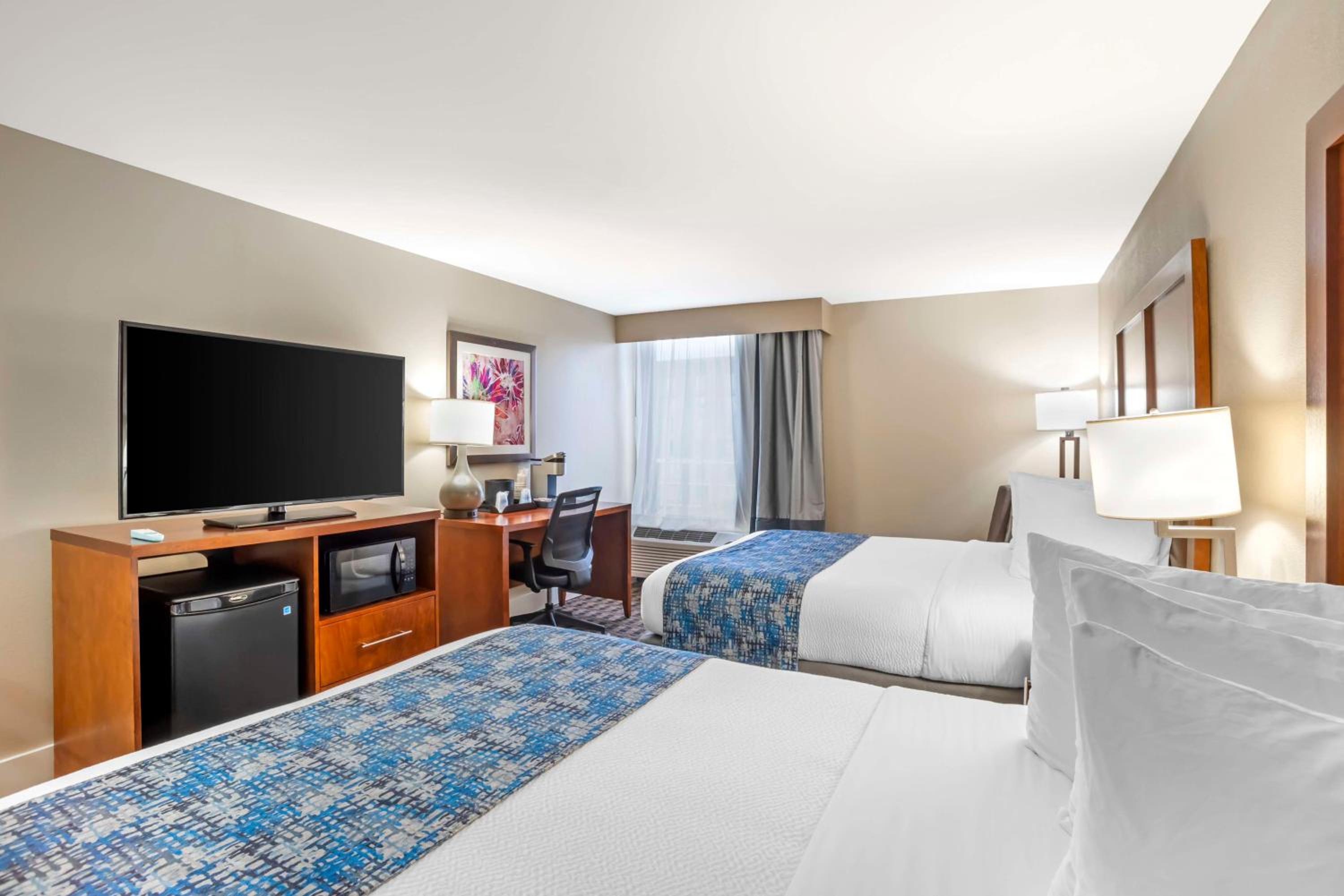 Queen Room with Two Queen Beds - Non-Smoking - Photo 2