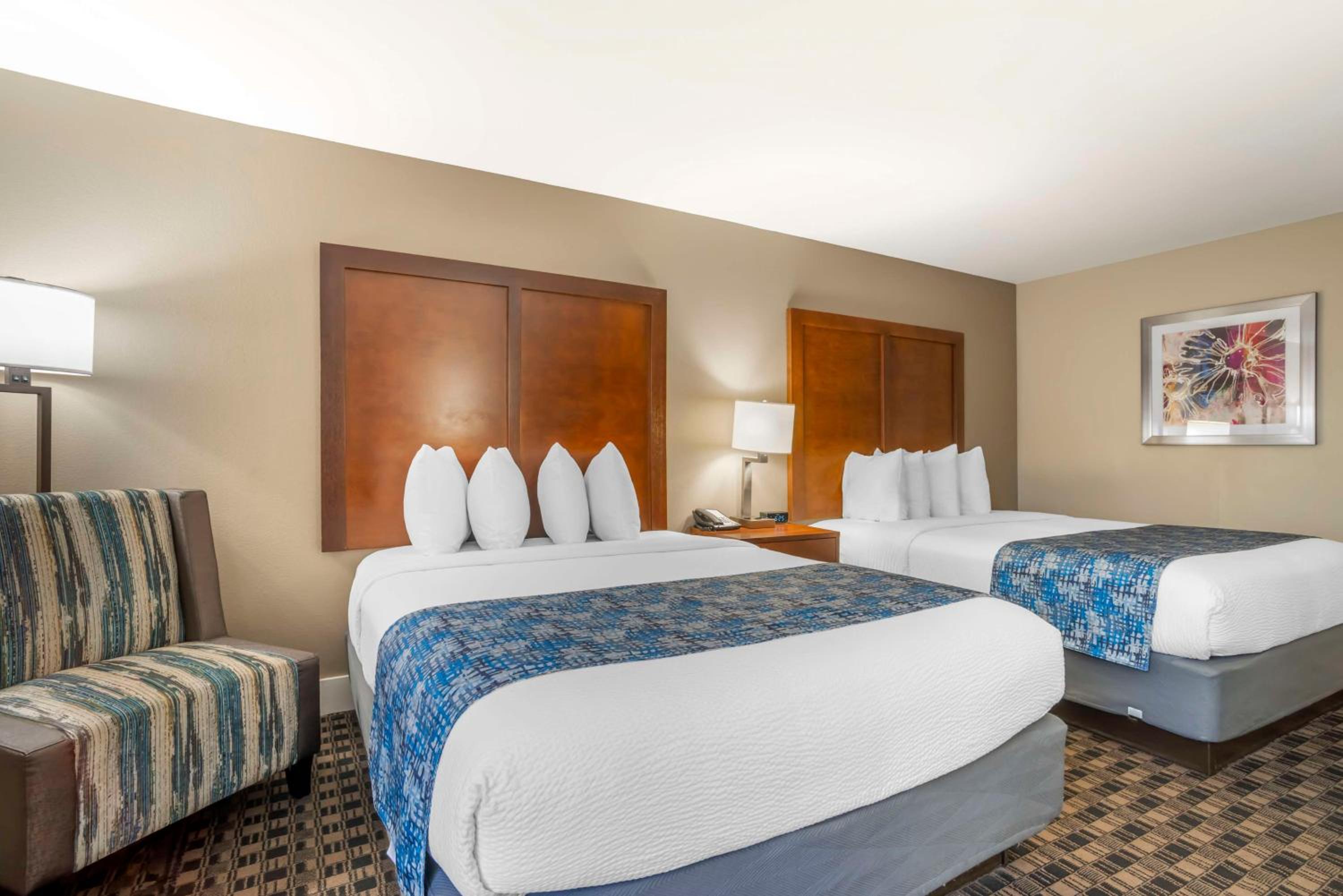 Queen Room with Two Queen Beds - Non-Smoking - Photo 3