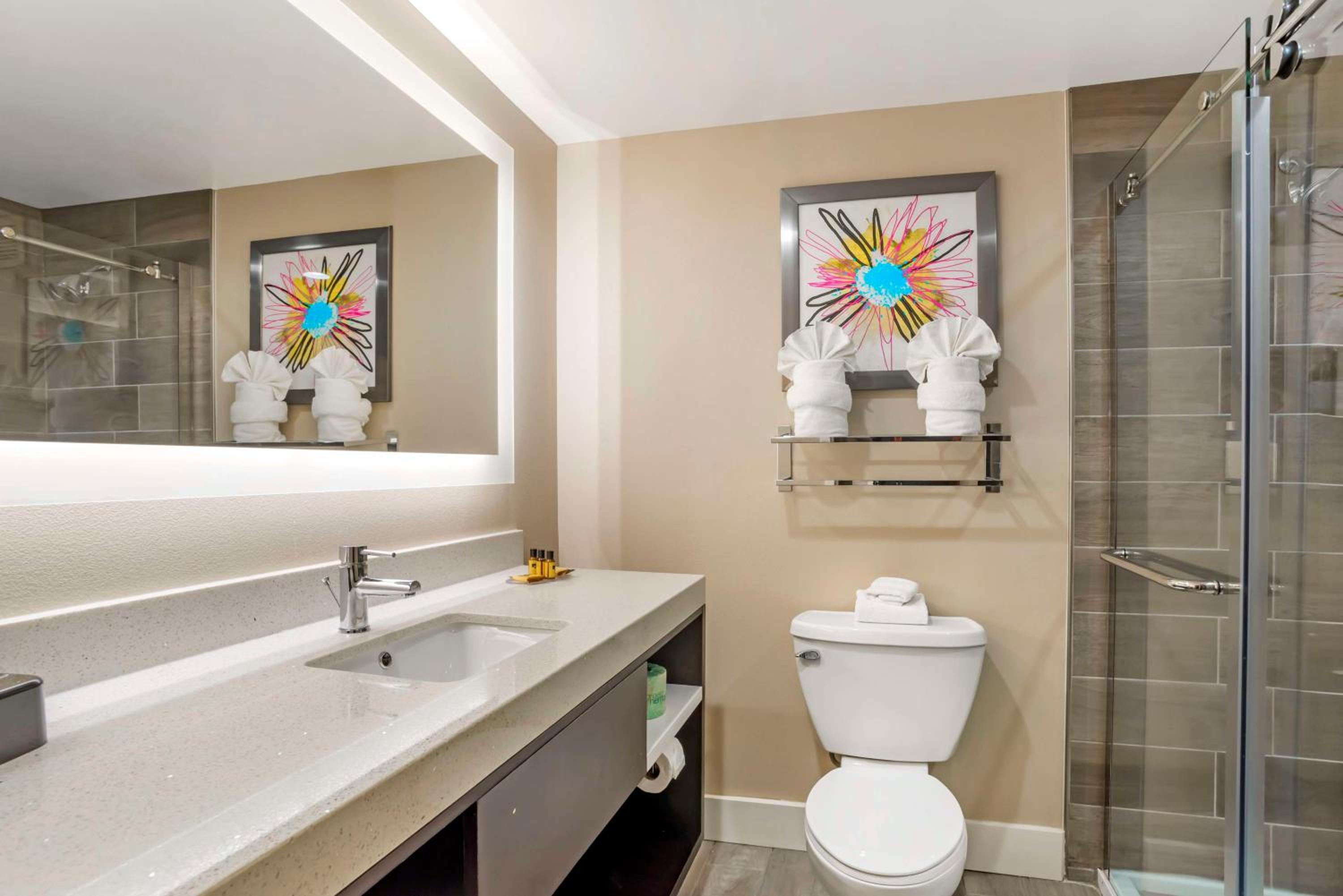 Queen Suite with Two Queen Beds - Photo 3