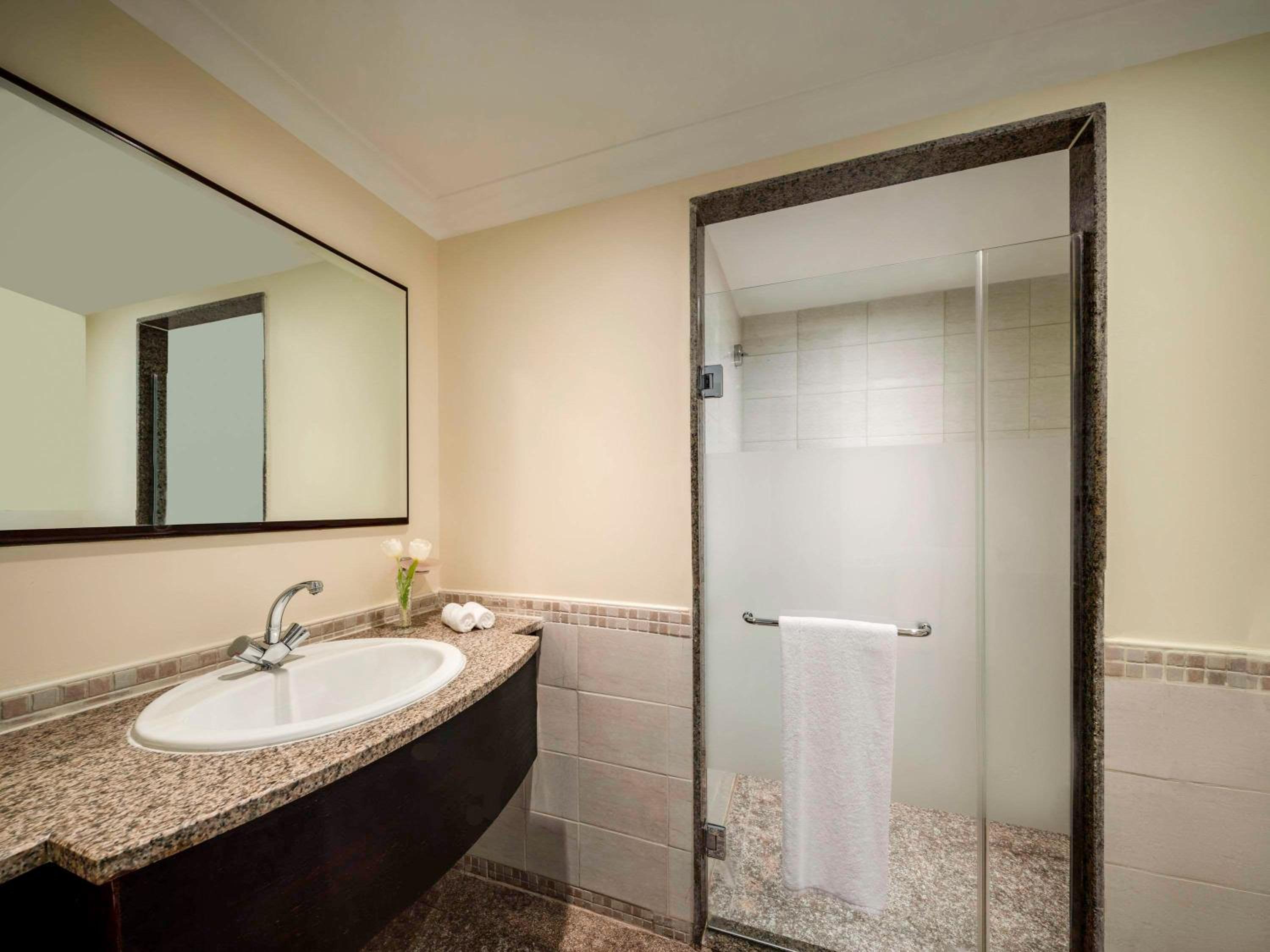 Classic King Room With Part Kaaba View thumbnail 5