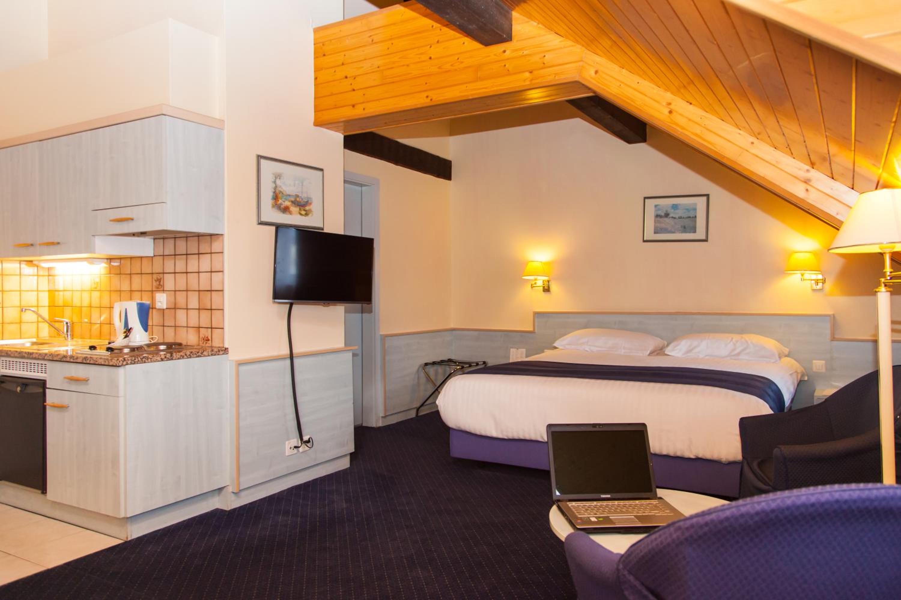 Superior Double Room with Kitchenette thumbnail 5