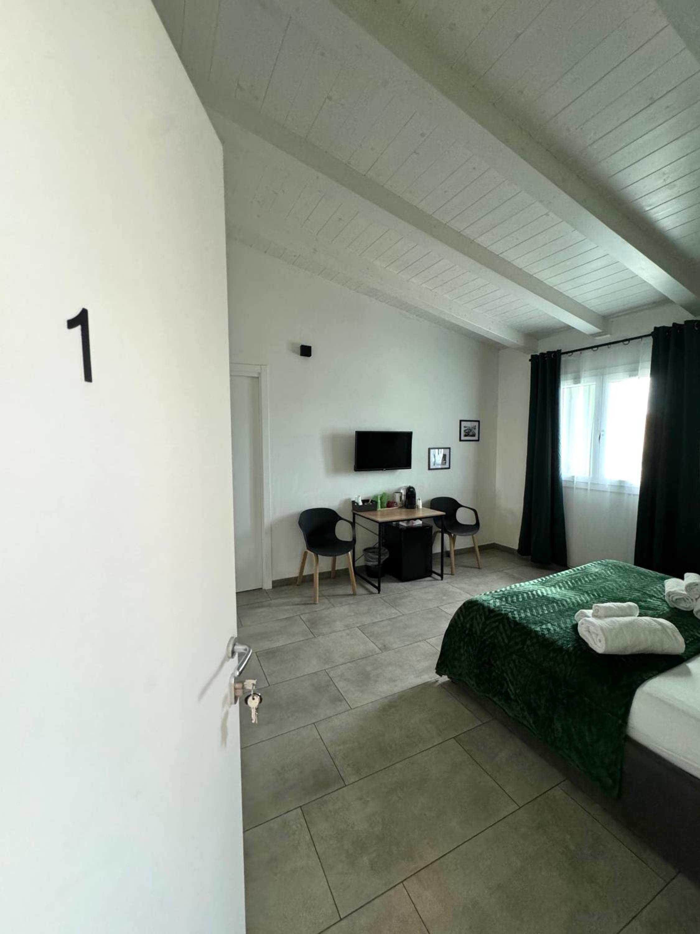 Double Room - Photo 12