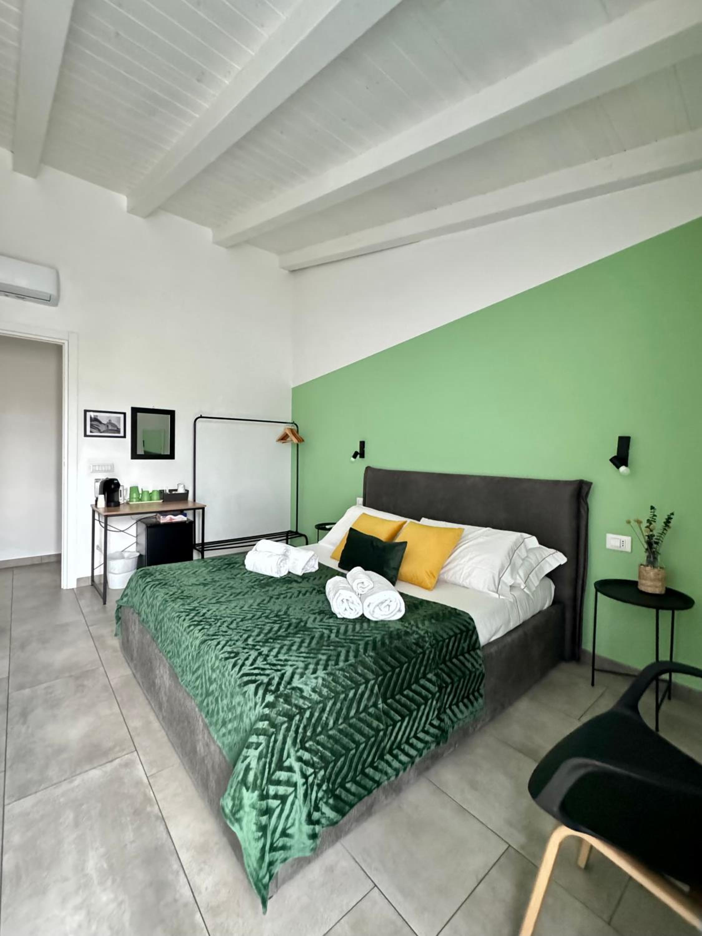 Double Room with Balcony - Photo 8