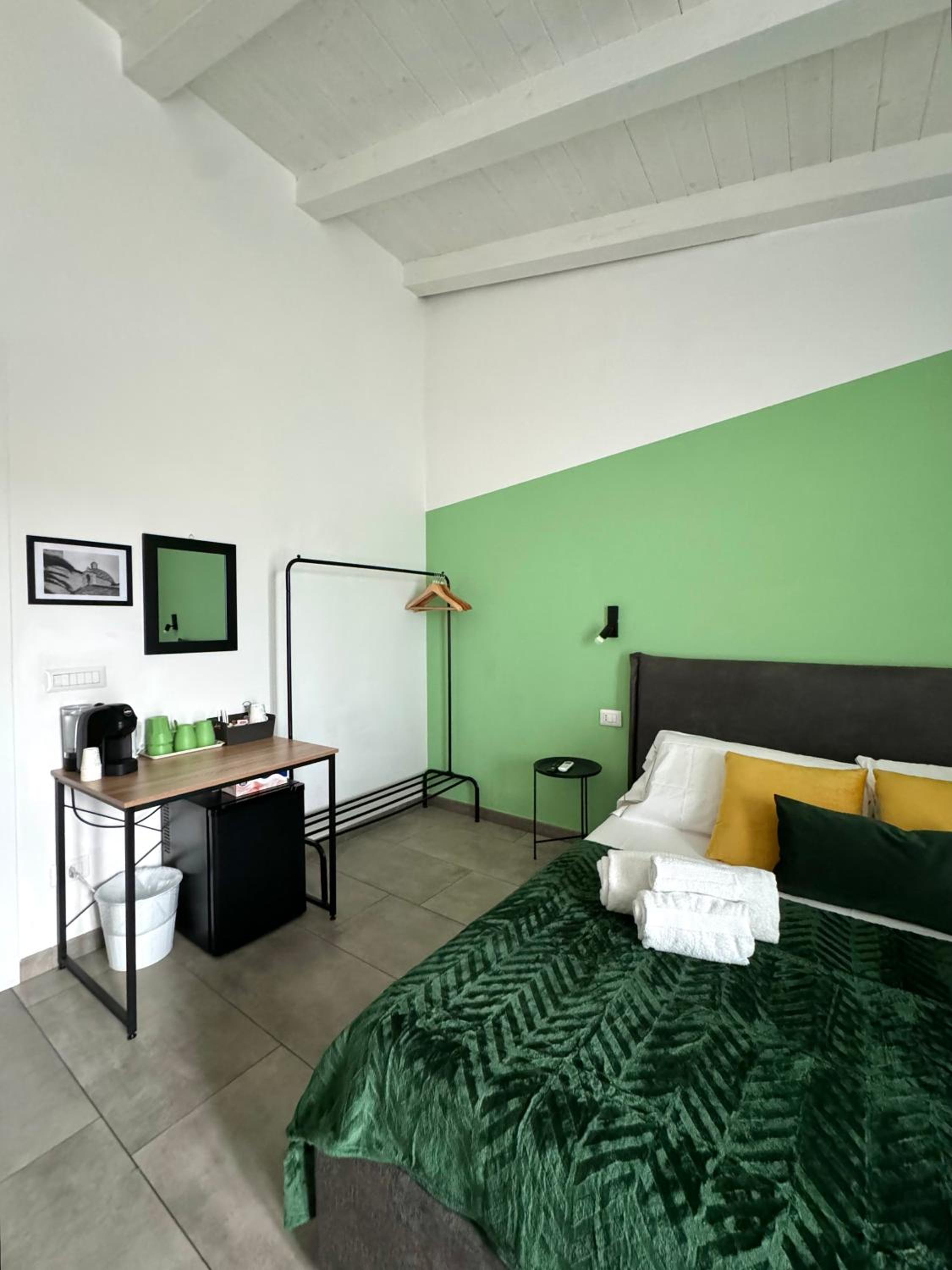 Double Room with Balcony - Photo 9