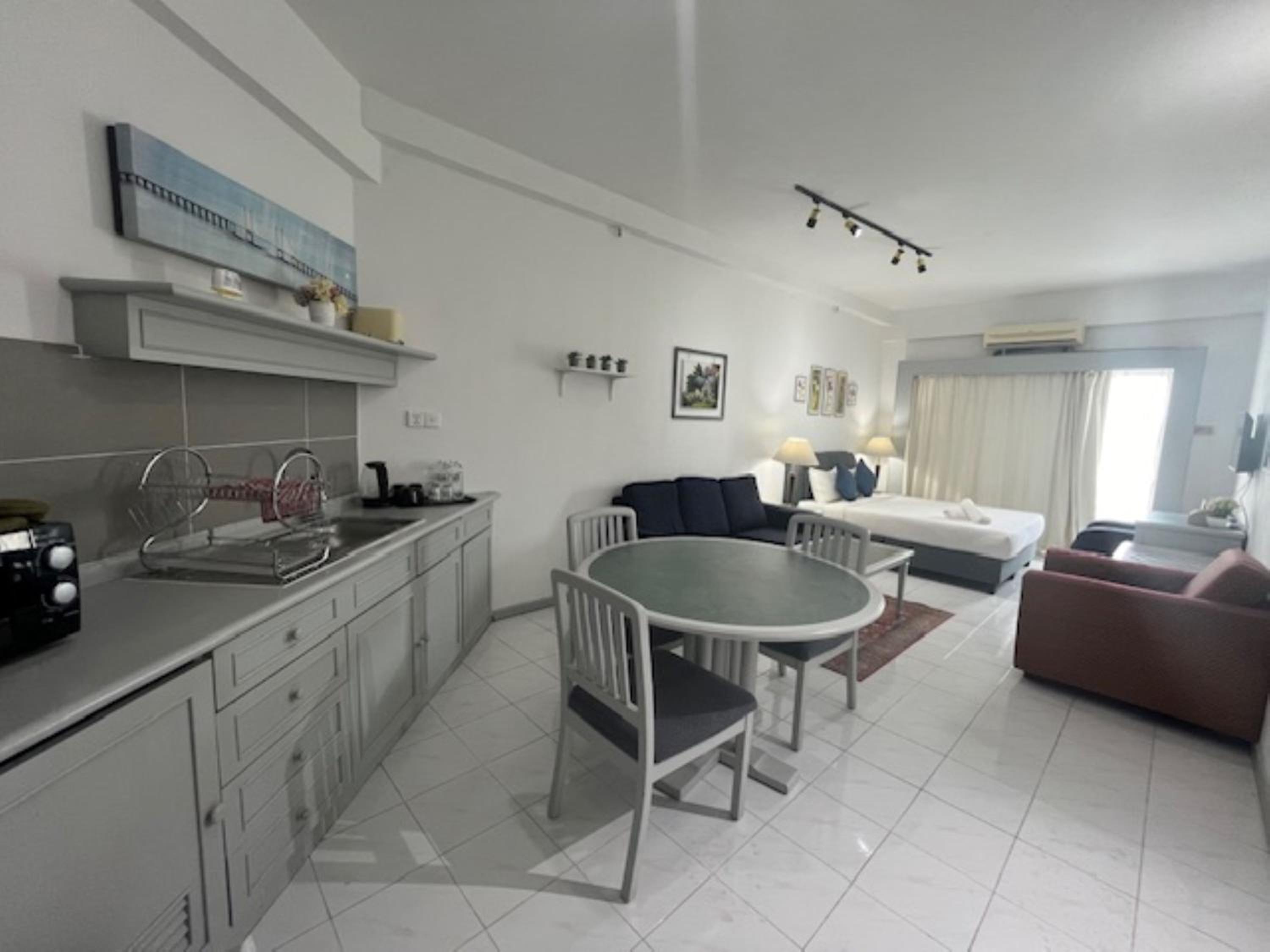 Deluxe King Suite photo 2