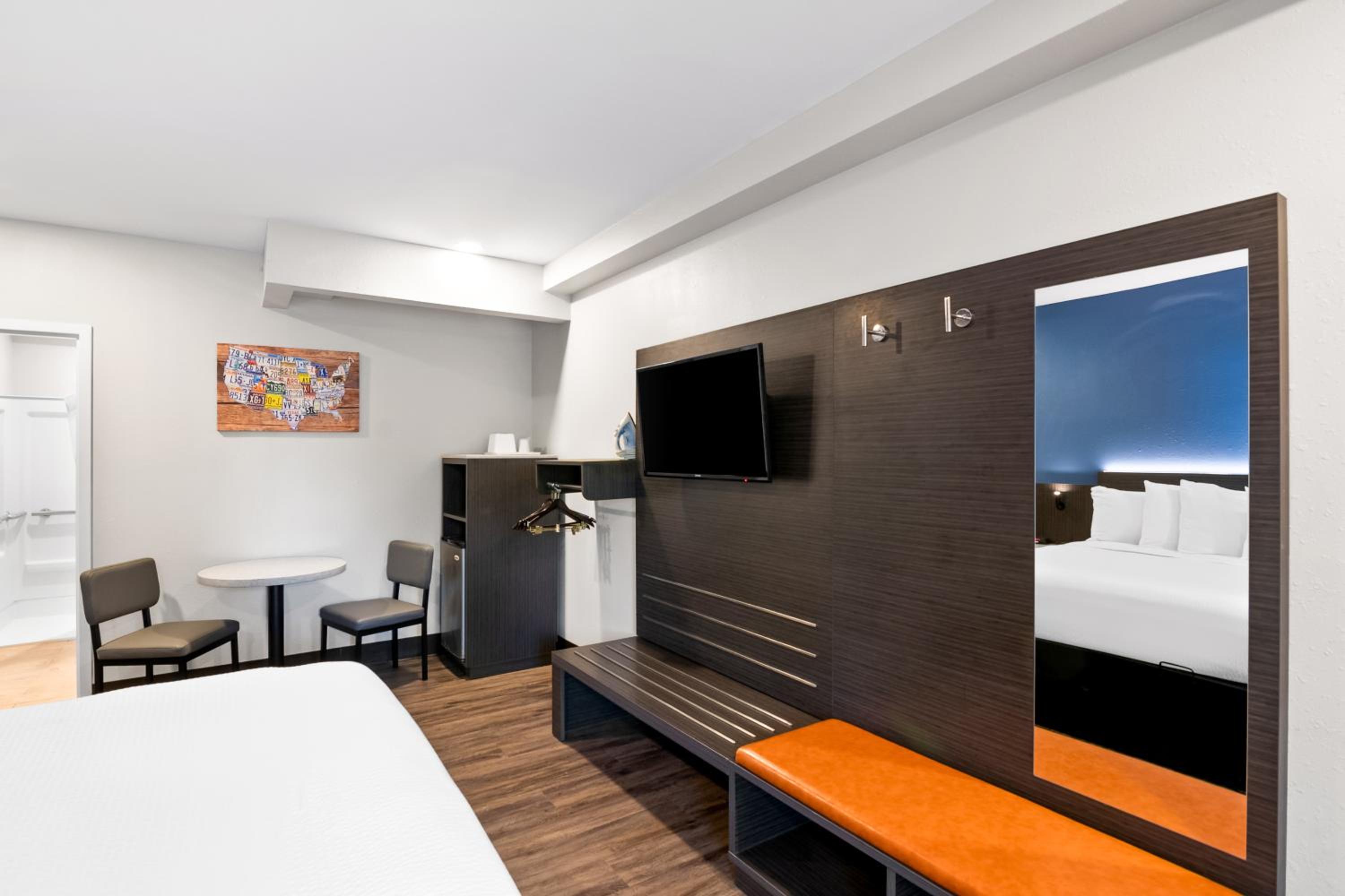 Queen Room - Disability Access/Non Smoking - Photo 1