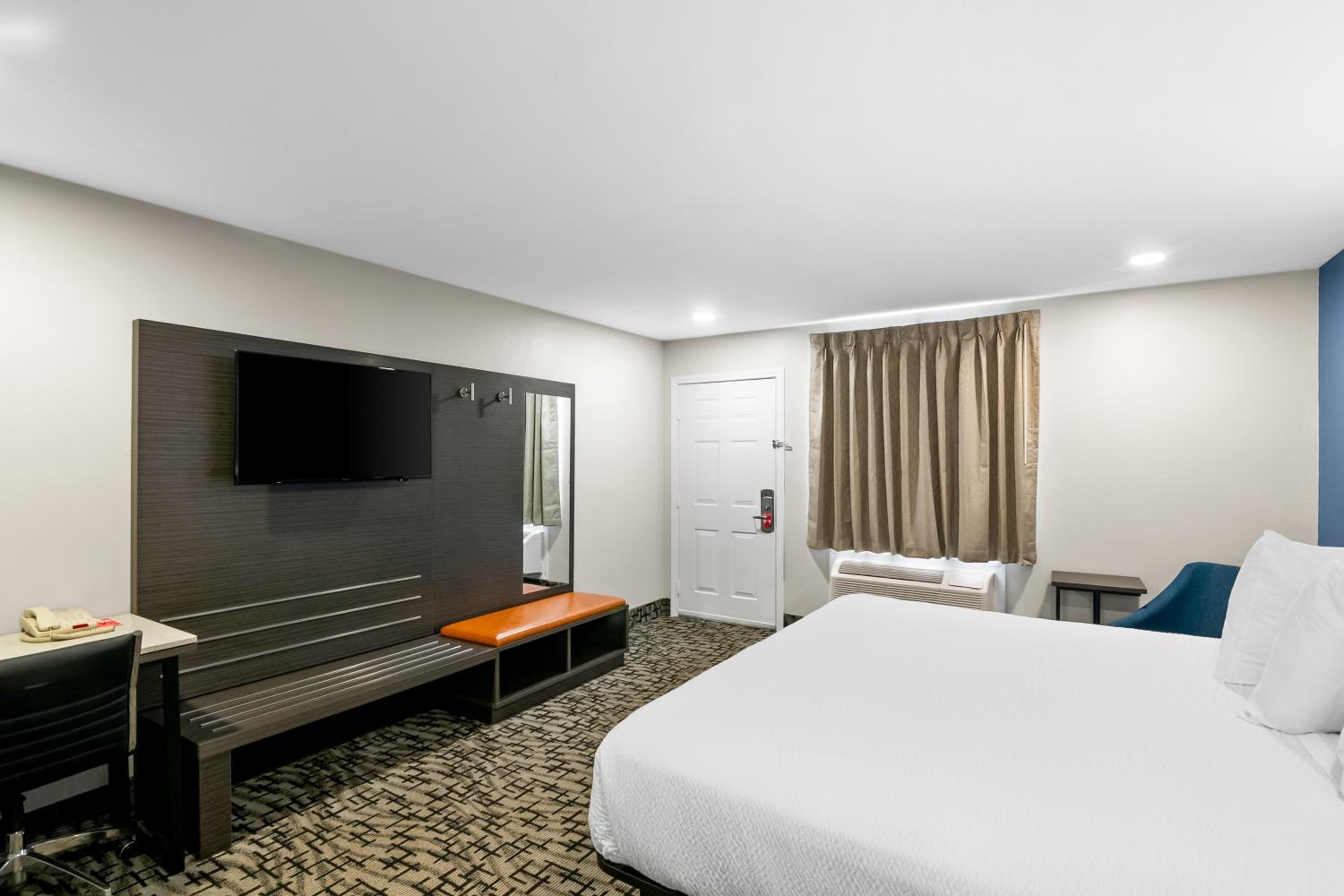 King Room - Non Smoking/Exterior Hall - Photo 3