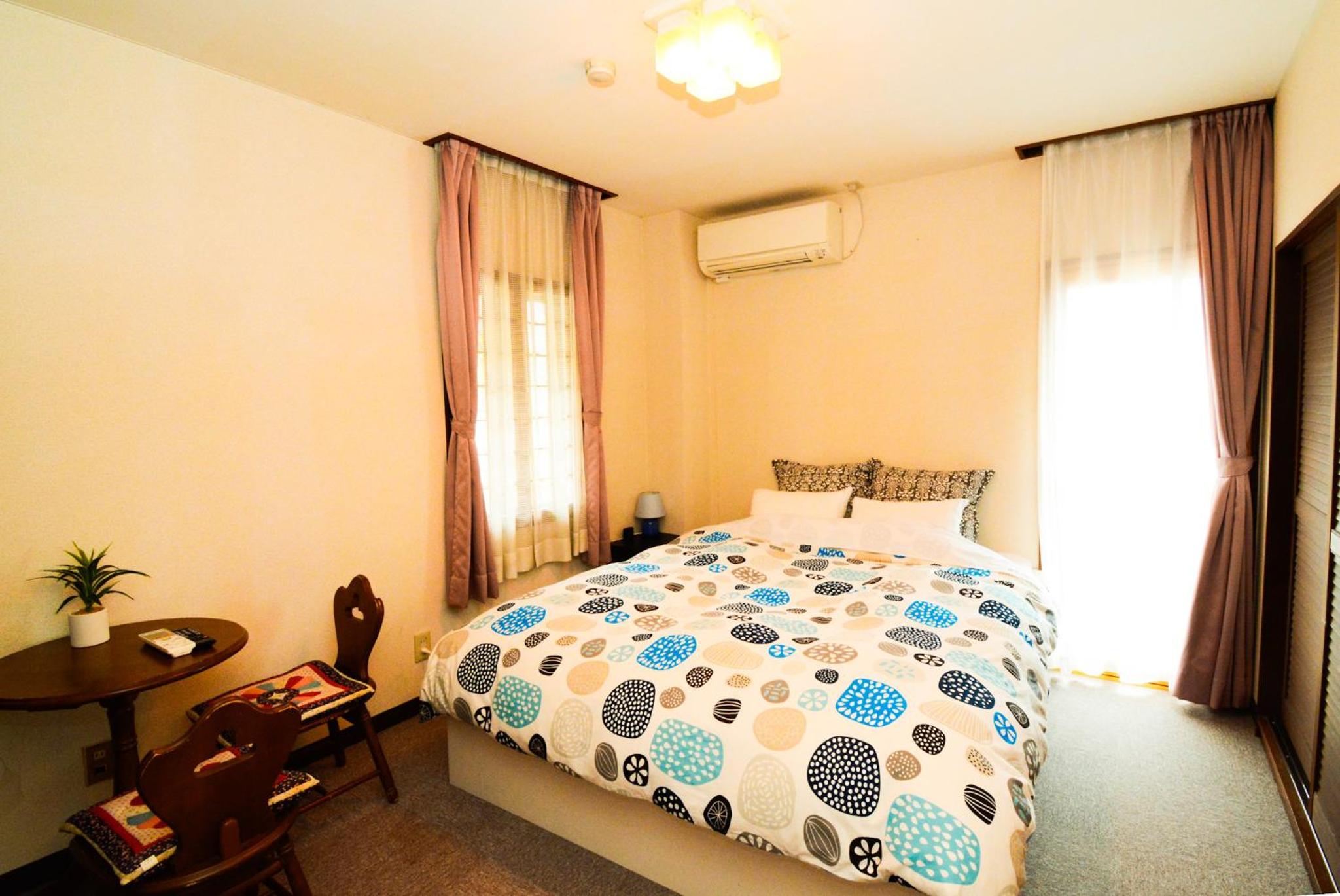 Standard Queen Room with Shared Bathroom photo 1