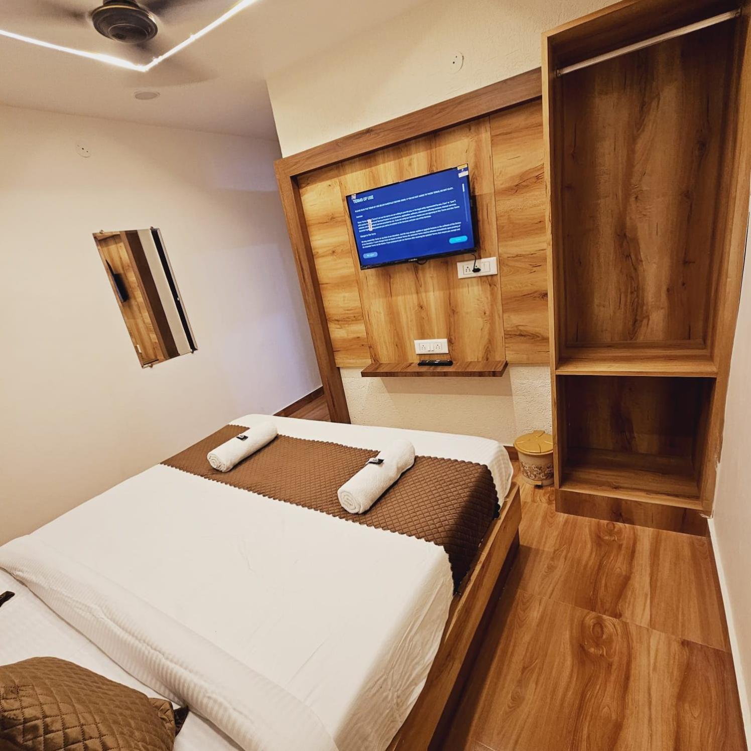 Deluxe Double Room (2 Adults + 1 Child) - Photo 1