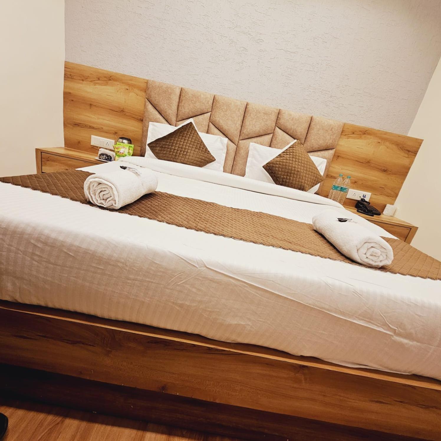 Deluxe Double Room (2 Adults + 1 Child) - Photo 12