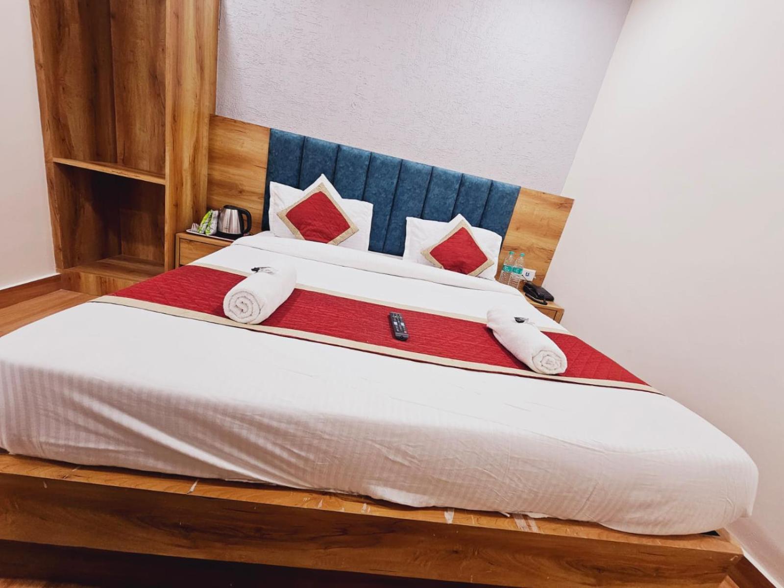 Deluxe Double Room (2 Adults + 1 Child) - Photo 11