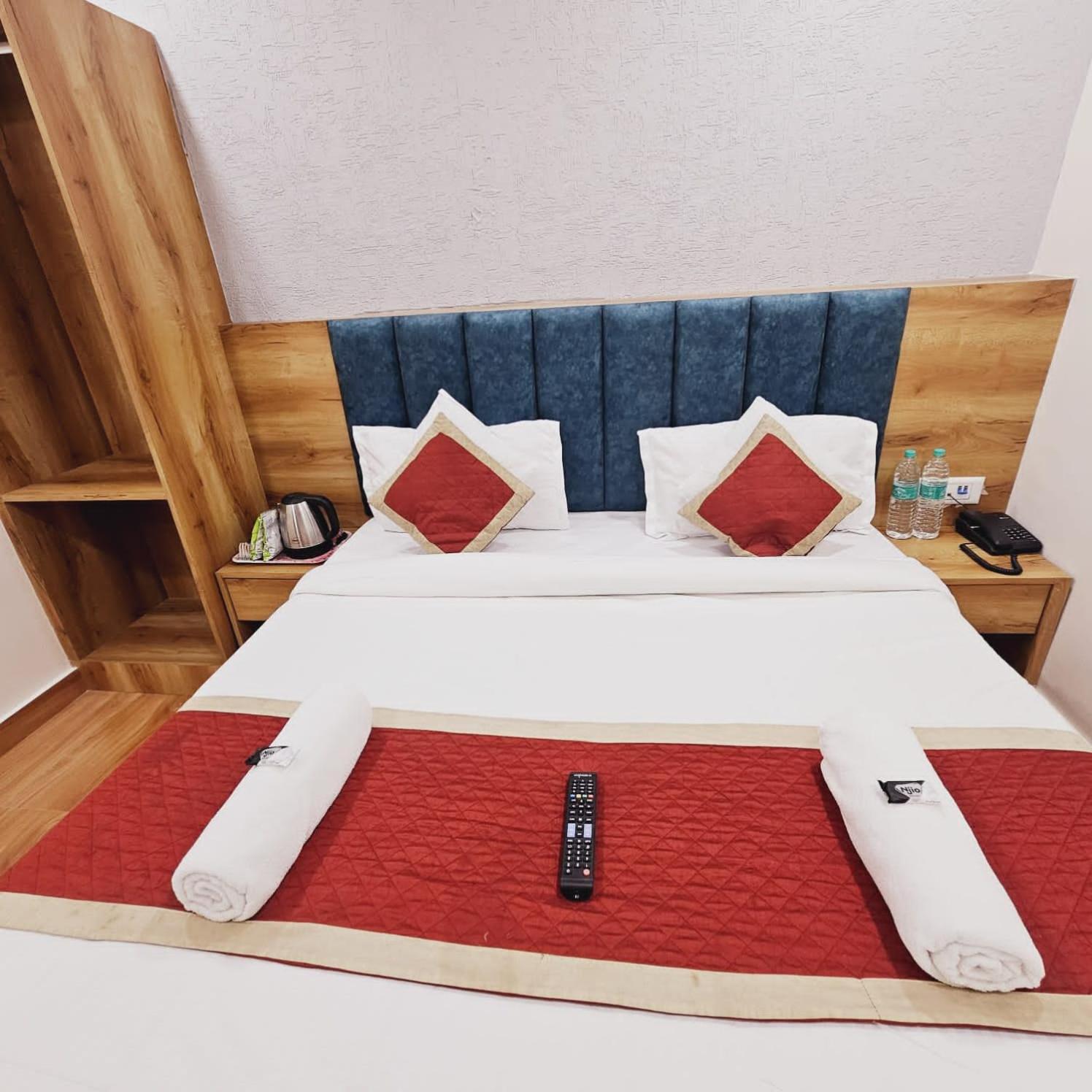 Deluxe Double Room (2 Adults + 1 Child) - Photo 9