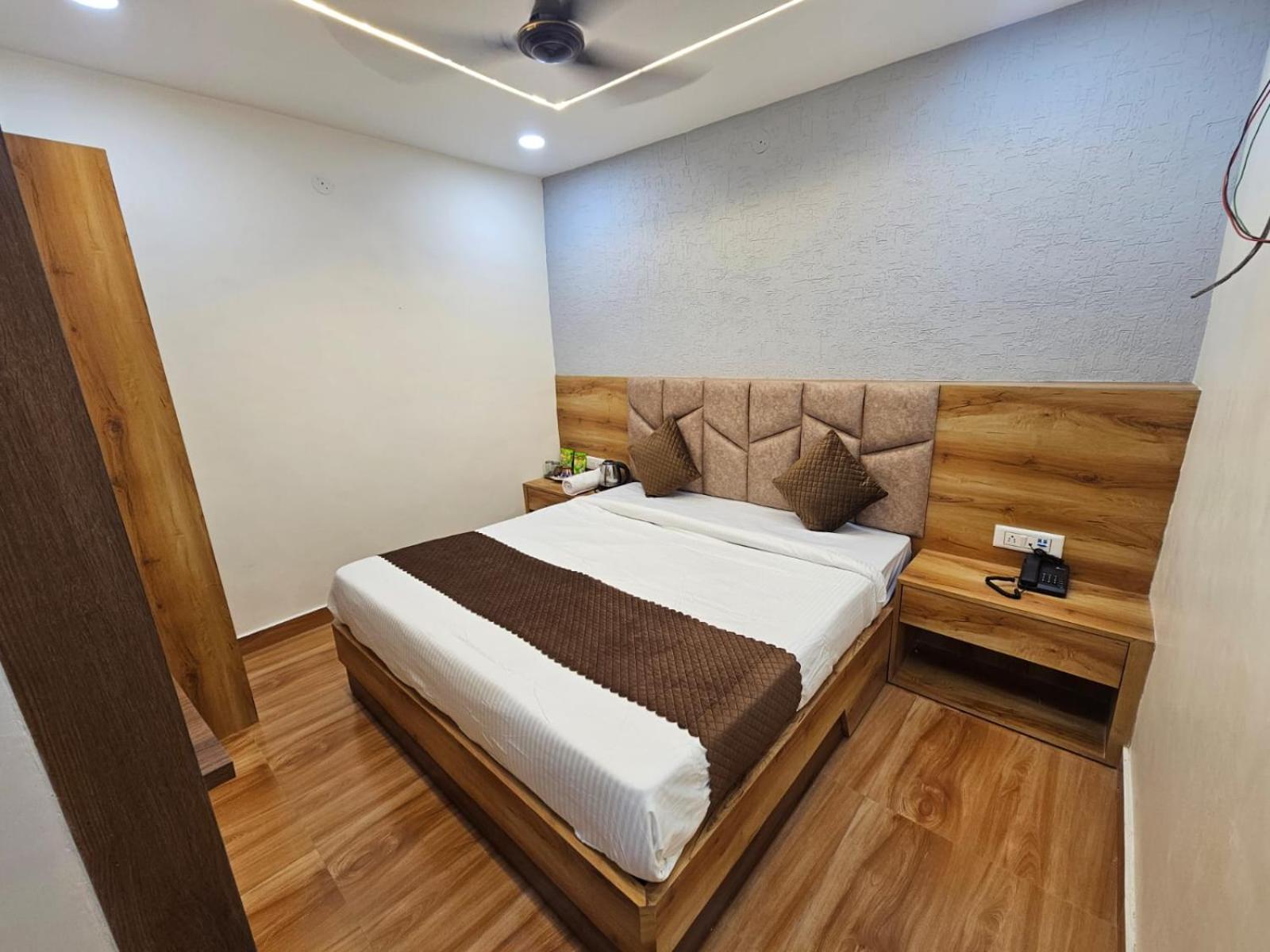 Deluxe Double Room (2 Adults + 1 Child) - Photo 8