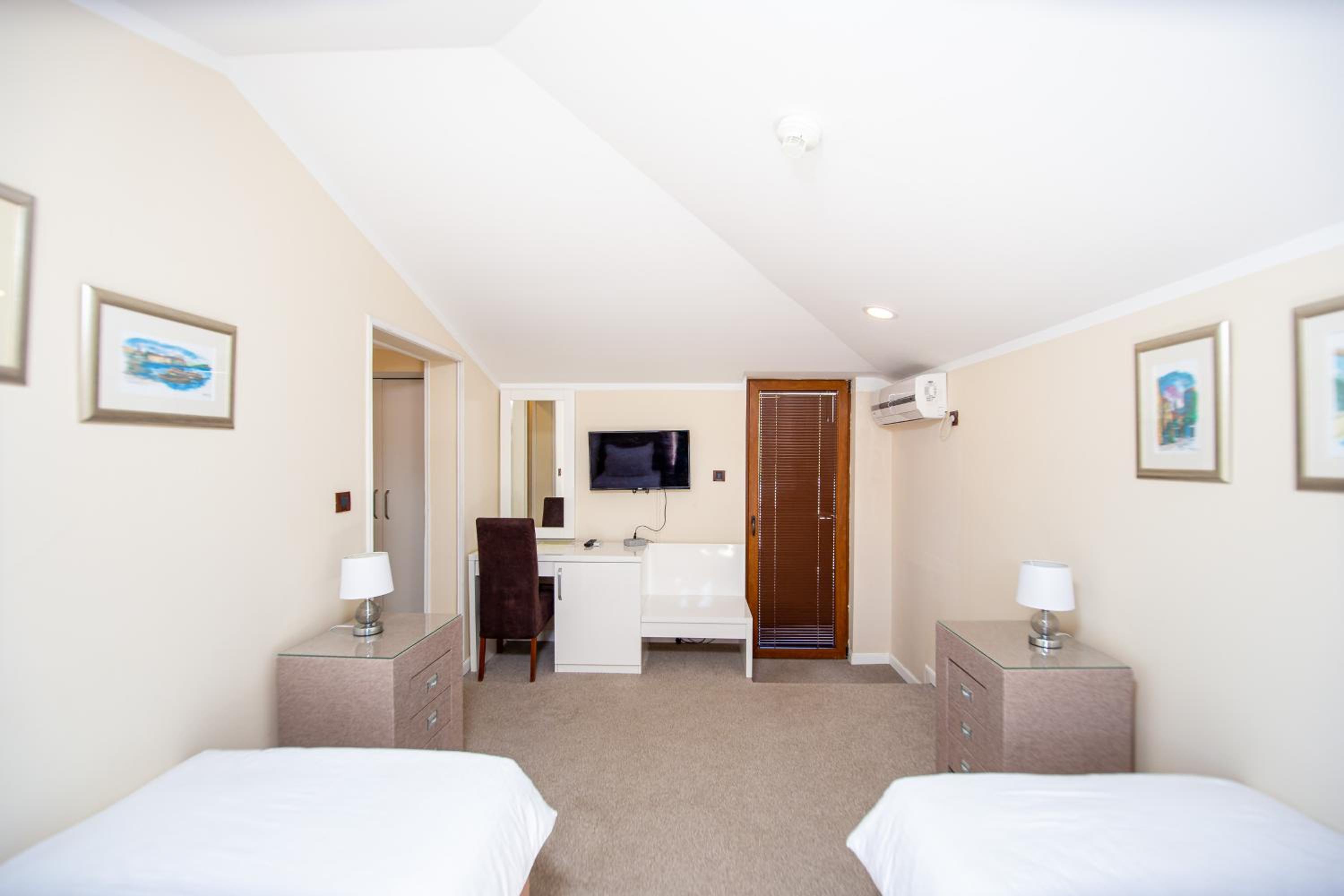 Twin Room with Balcony photo 3
