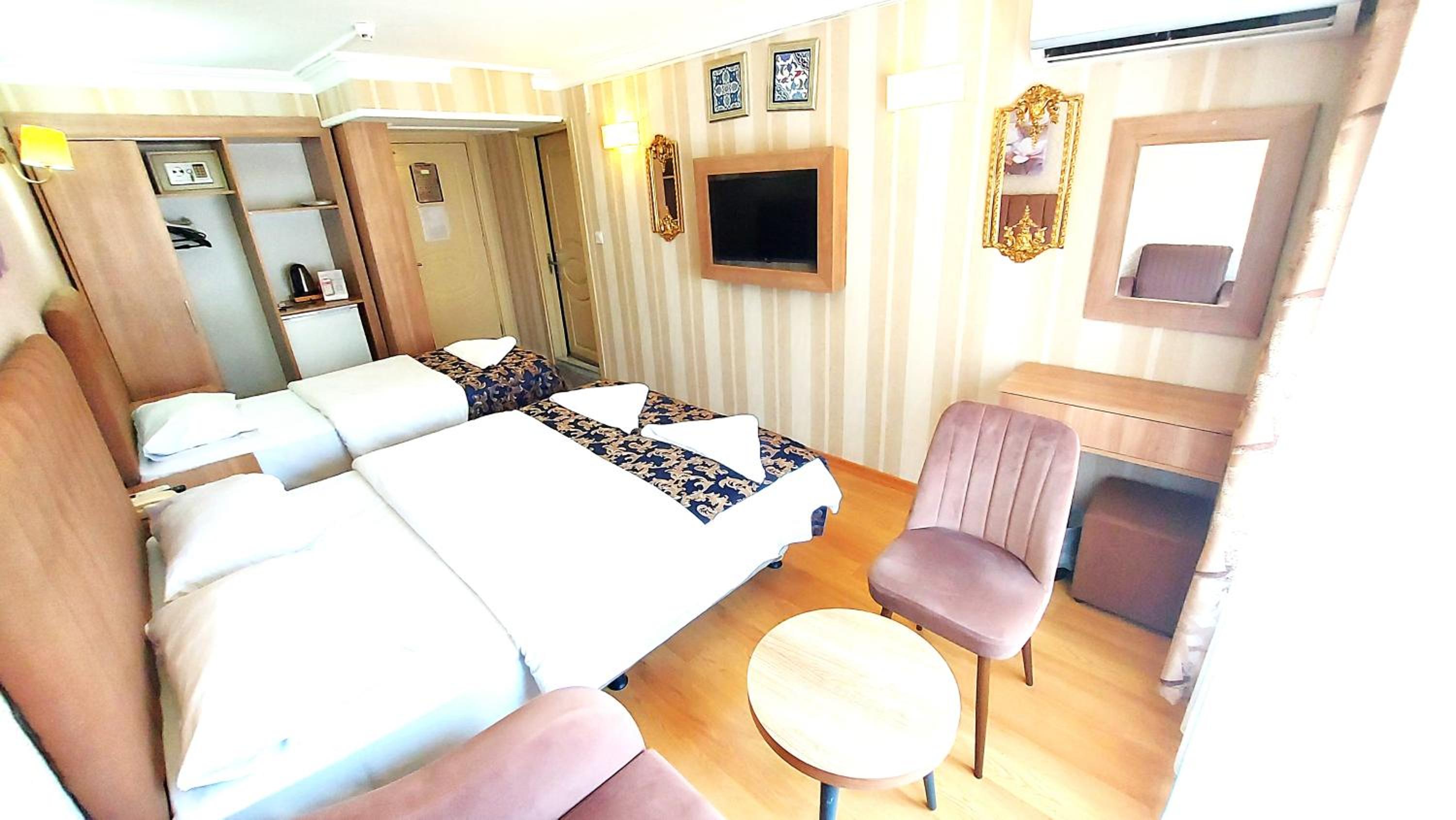 Deluxe Triple Room photo 2