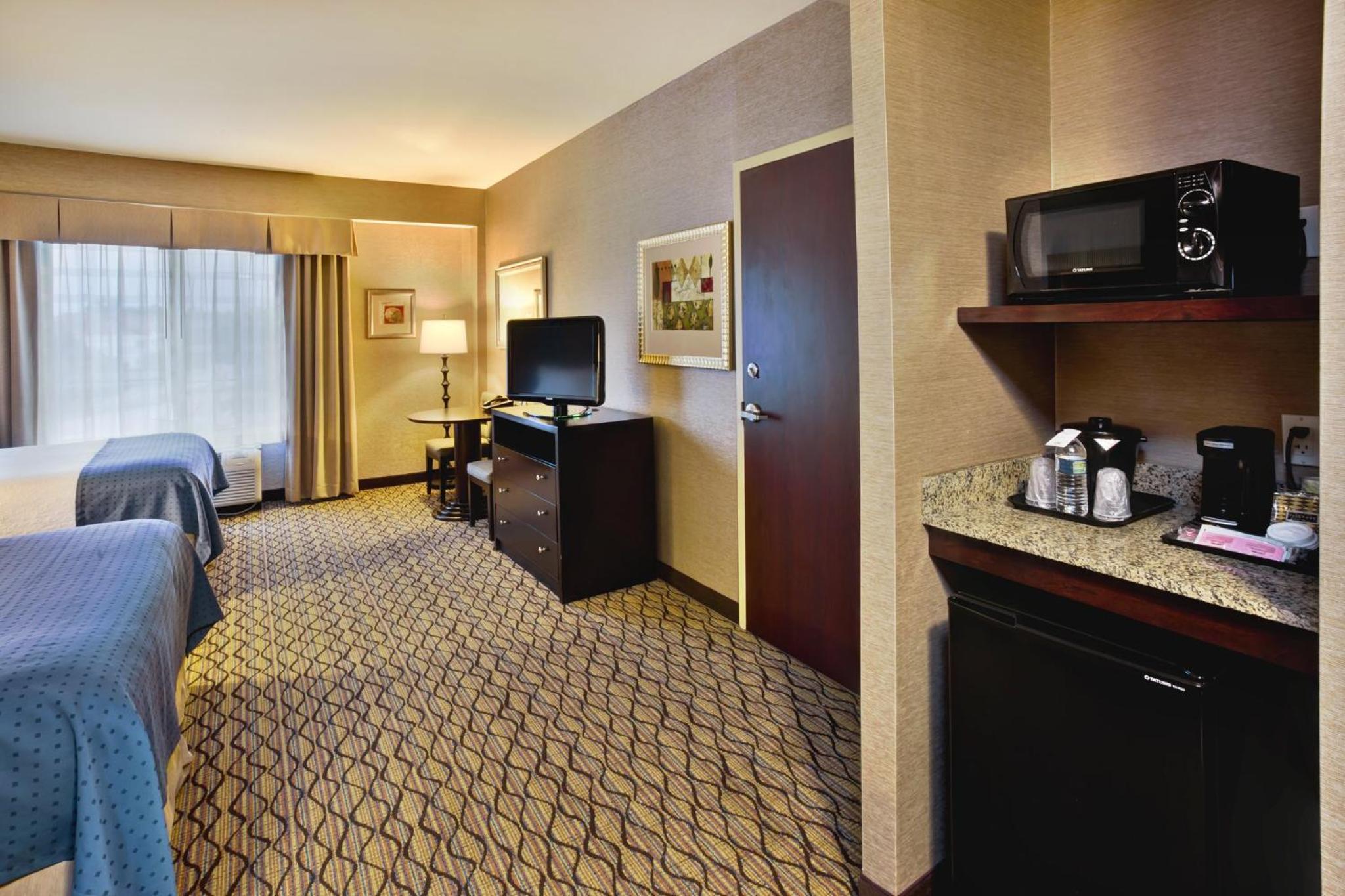 Standard Room with Two Queen Beds - Photo 4