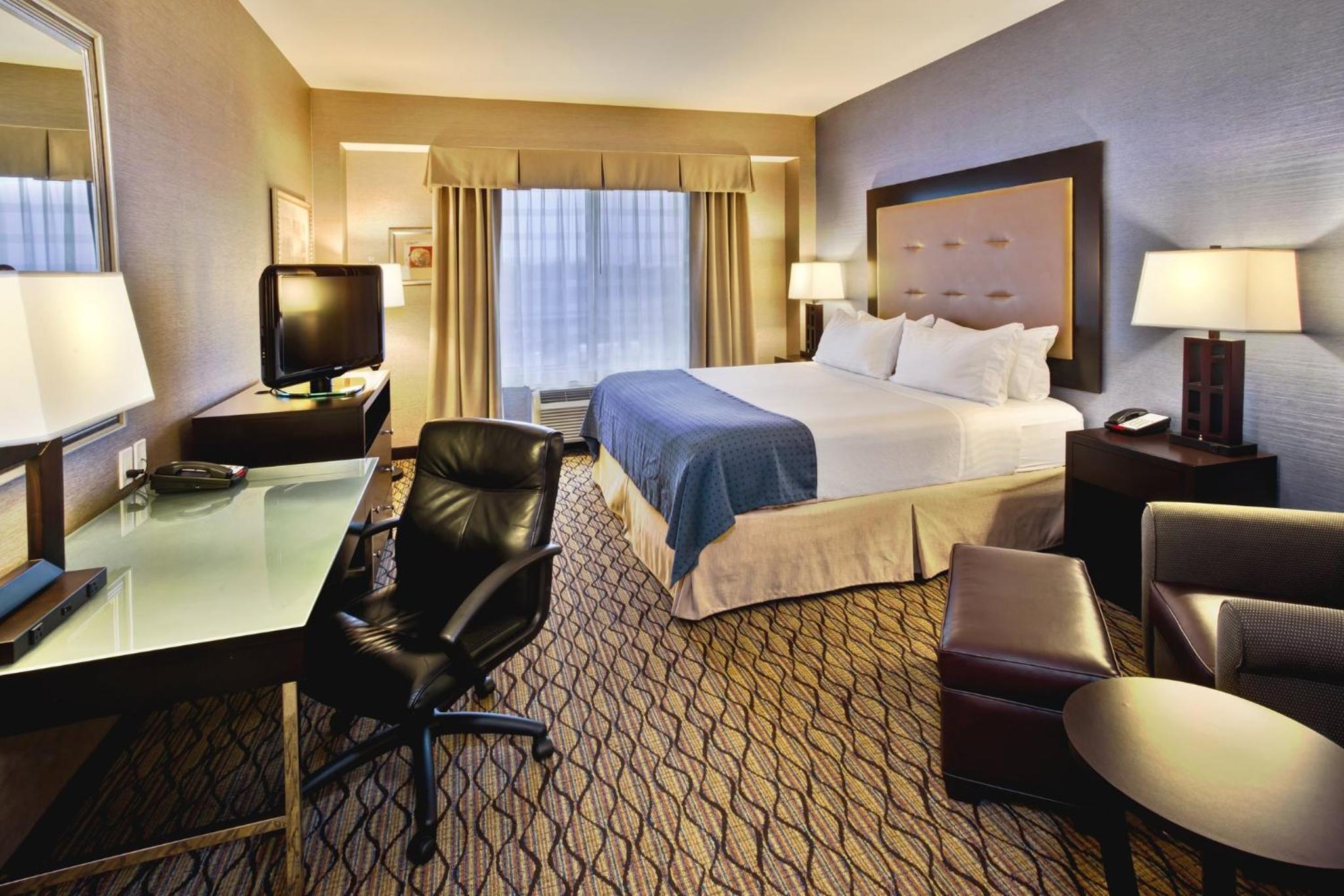 Standard King Room - Photo 11