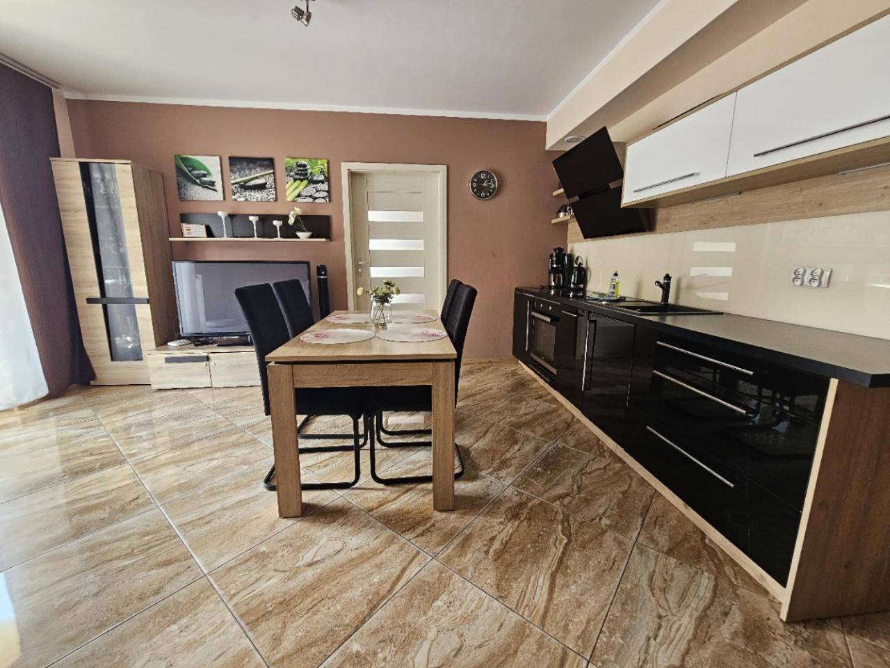 Apartment with Terrace - Photo 30