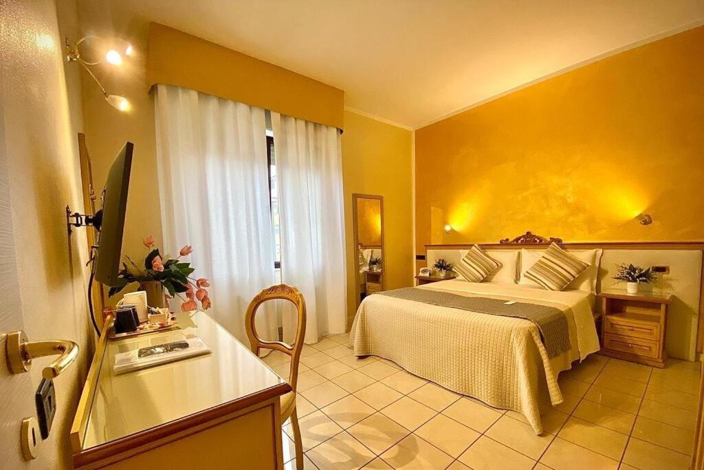 Large Double or Twin Room - Photo 6