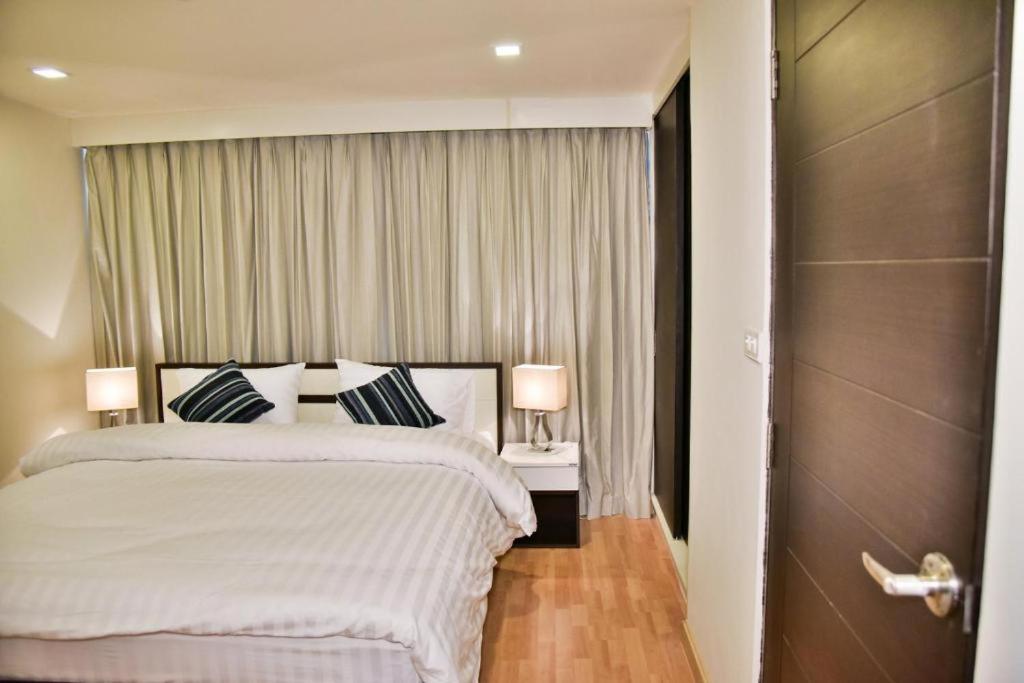 Deluxe One-Bedroom Apartment photo 2