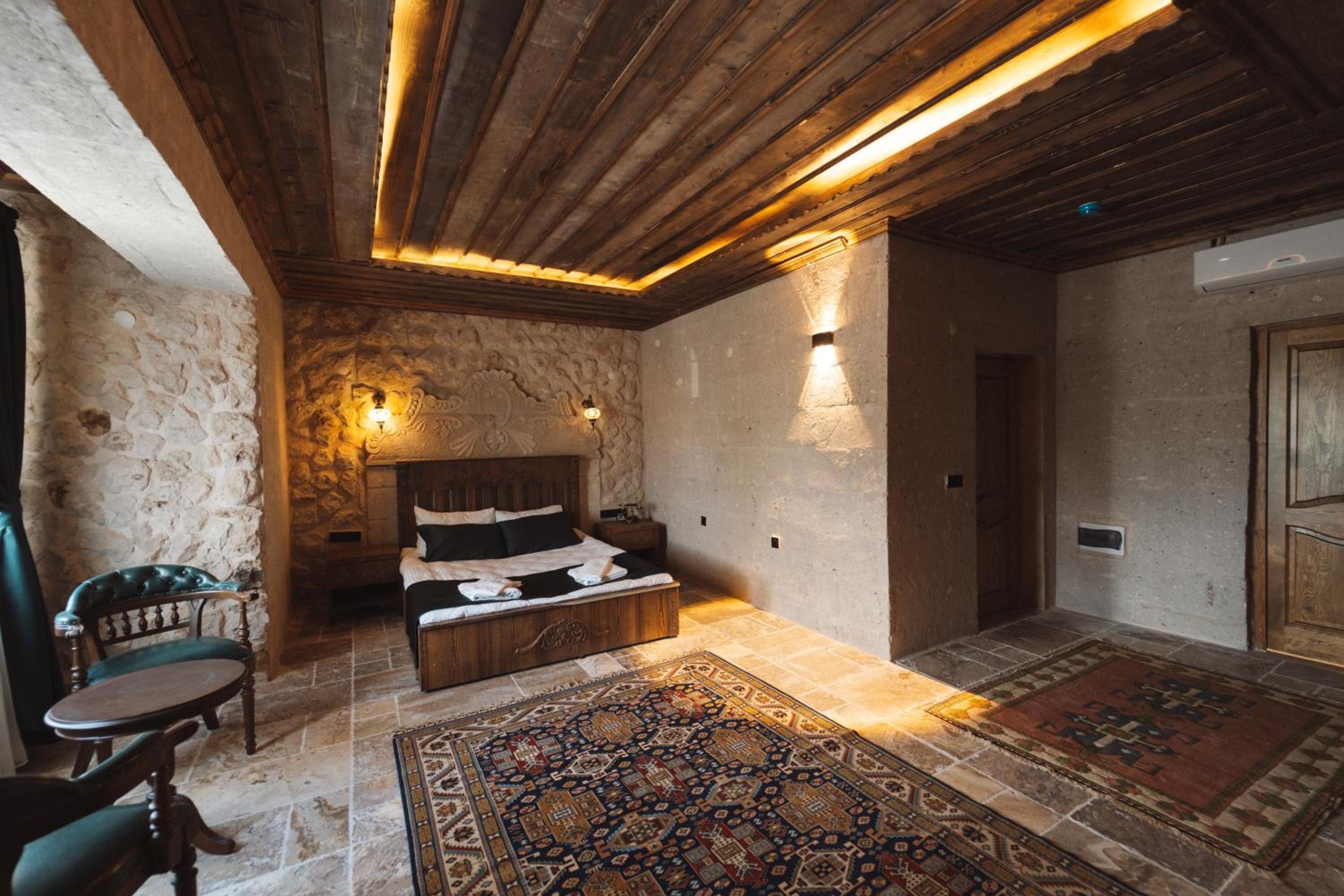 Deluxe Room - Photo 17